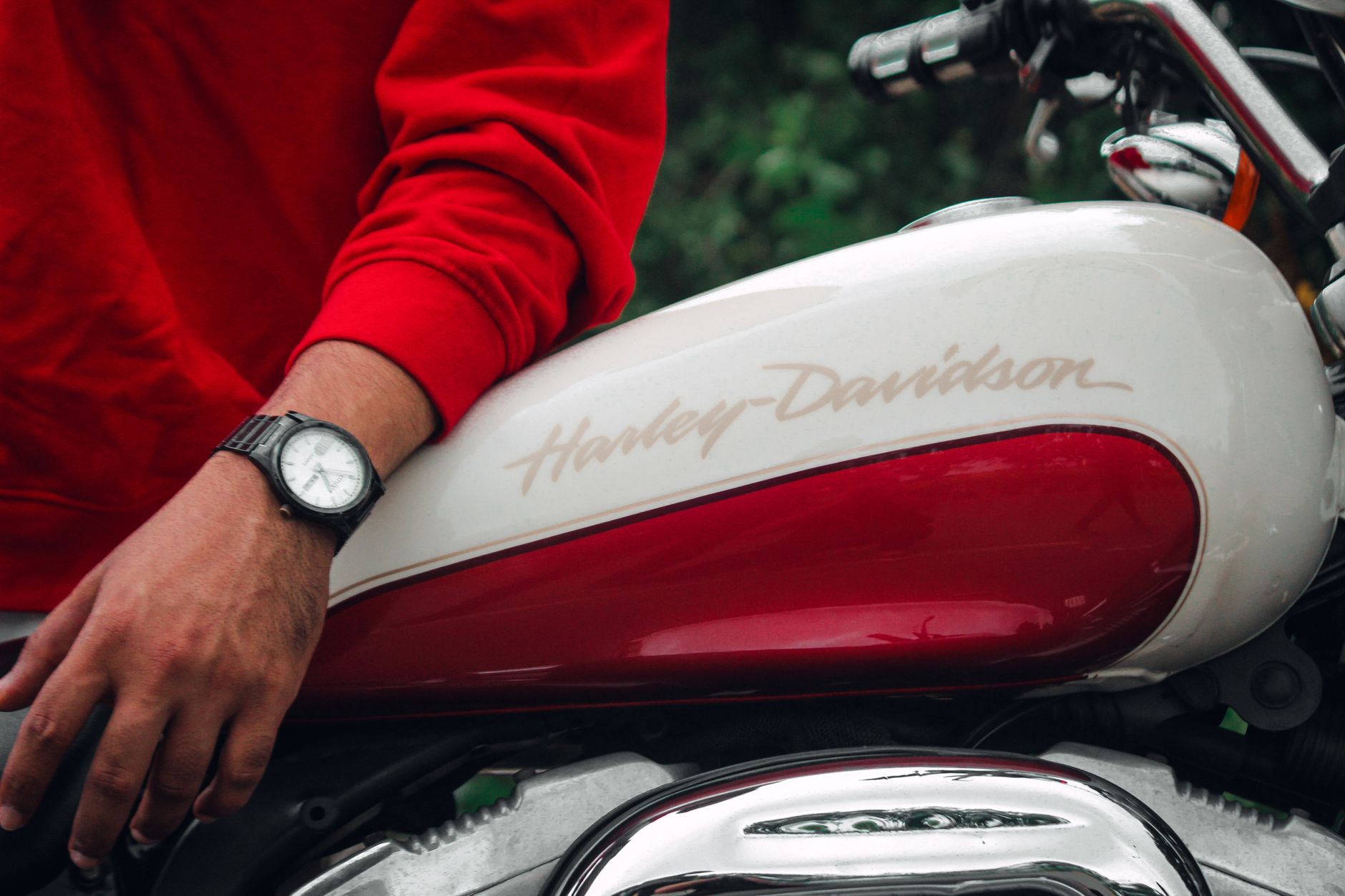 Dettaglio del motore cromato di una motocicletta d'epoca