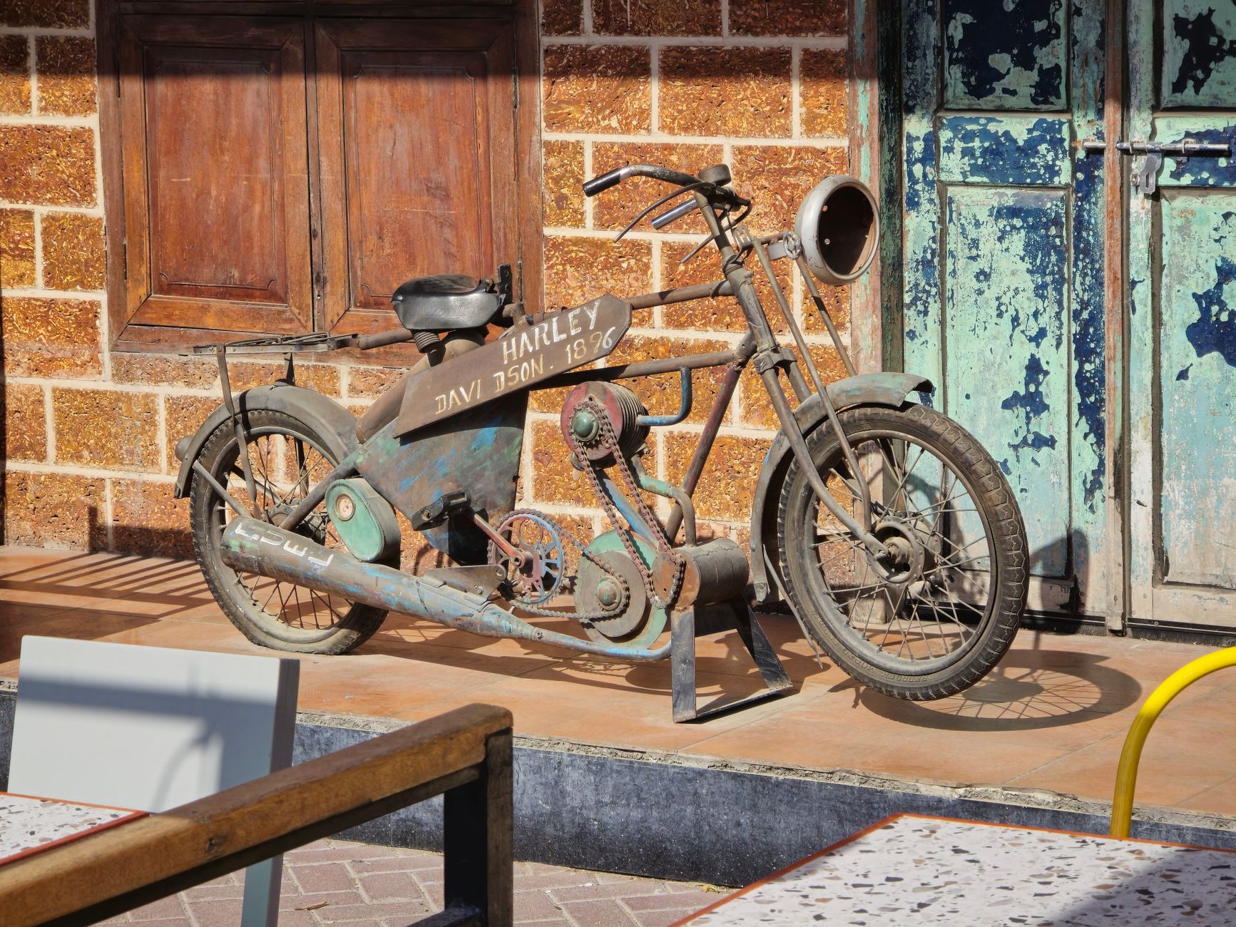 Motociclista in viaggio su una lunga strada americana