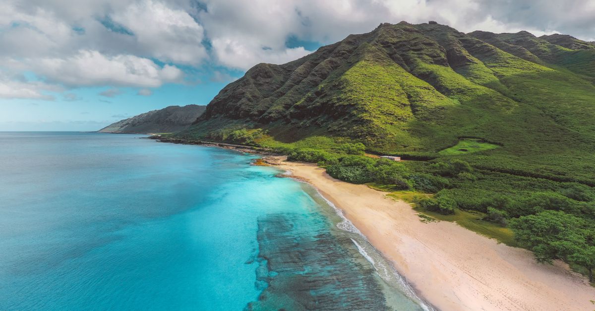 Costa vulcanica delle Hawaii con oceano turchese