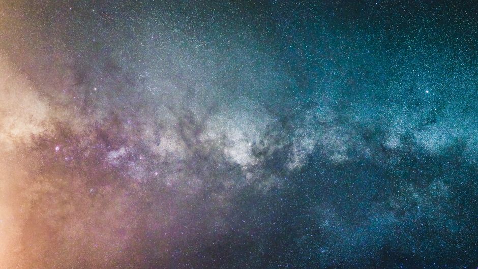 Immagine dello spazio profondo con numerose galassie