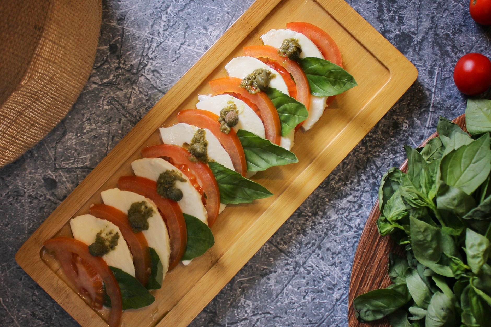 Insalata caprese con pomodoro, mozzarella e basilico su un piatto