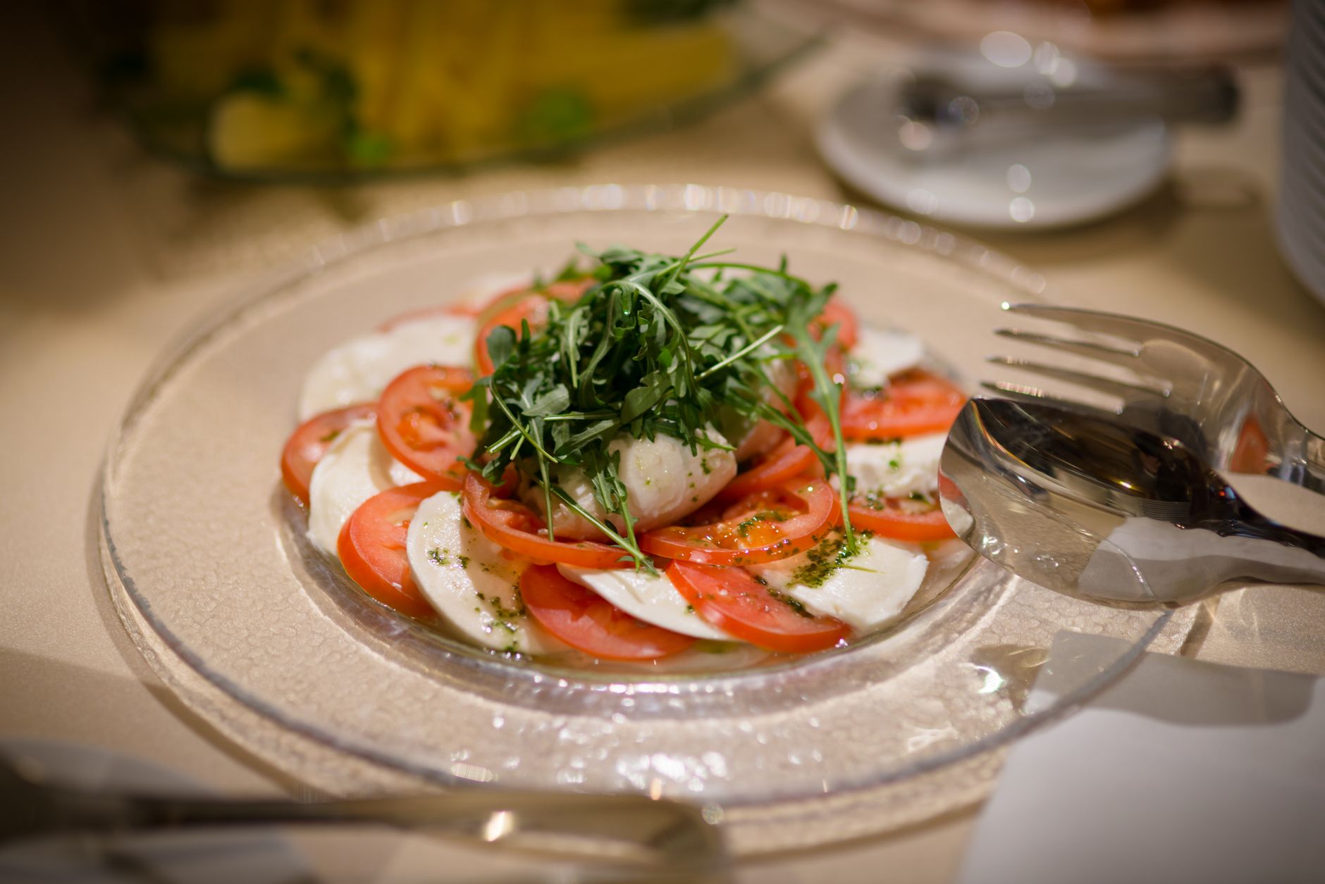 Mozzarella fresca e pomodori maturi su un tagliere