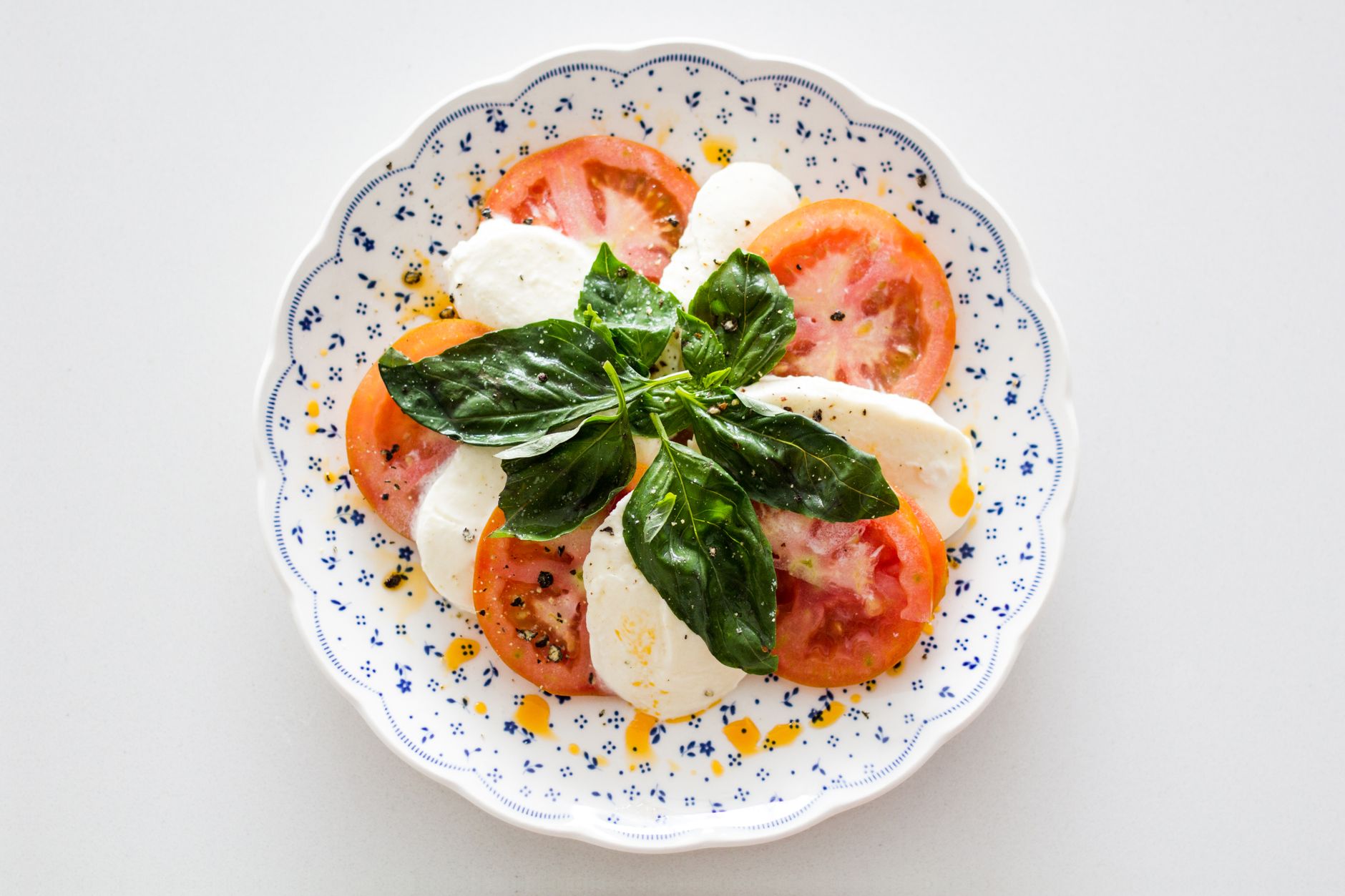 Piatto di insalata caprese condita con olio d'oliva