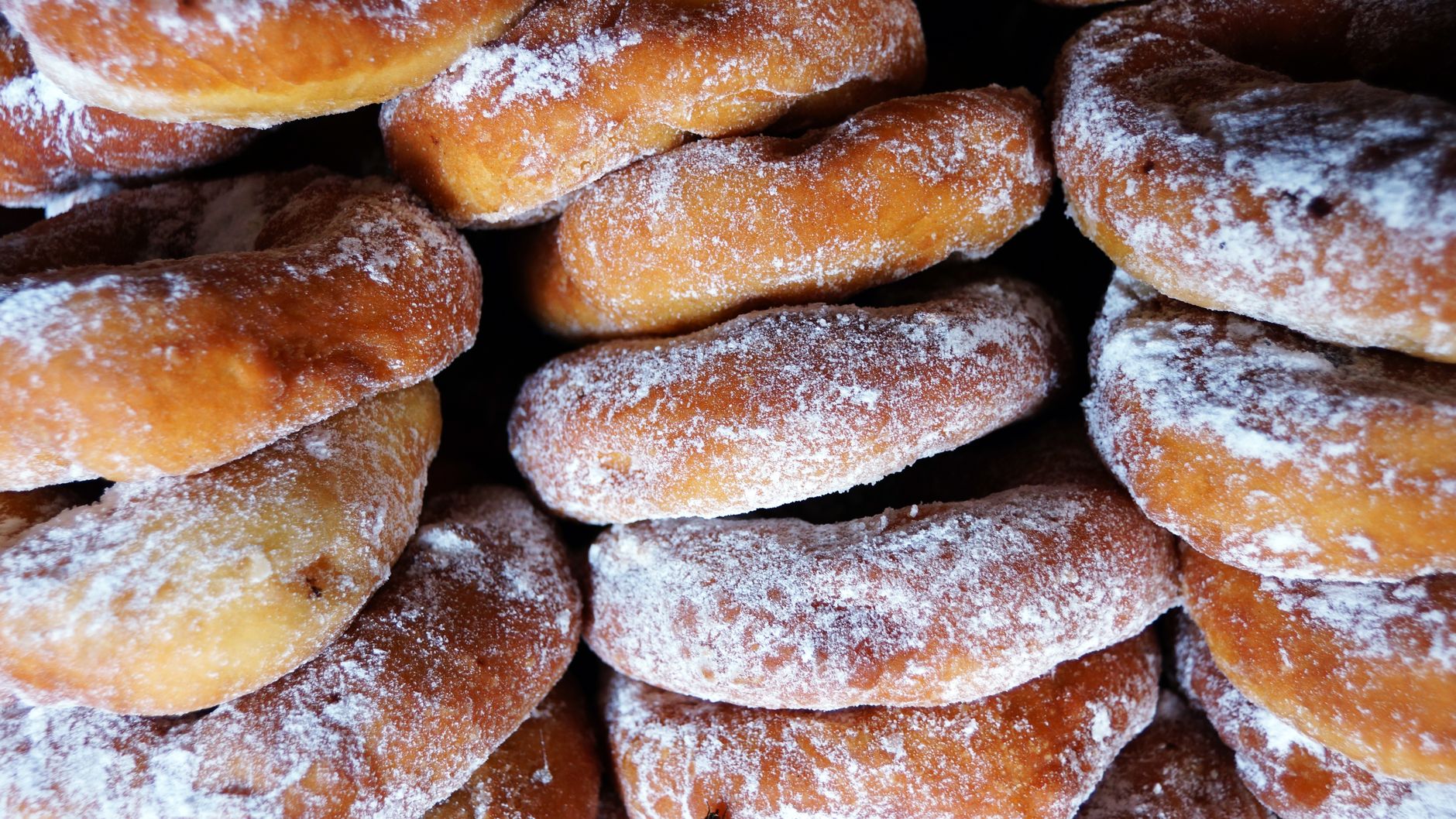 Krapfen appena fritti pronti da farcire