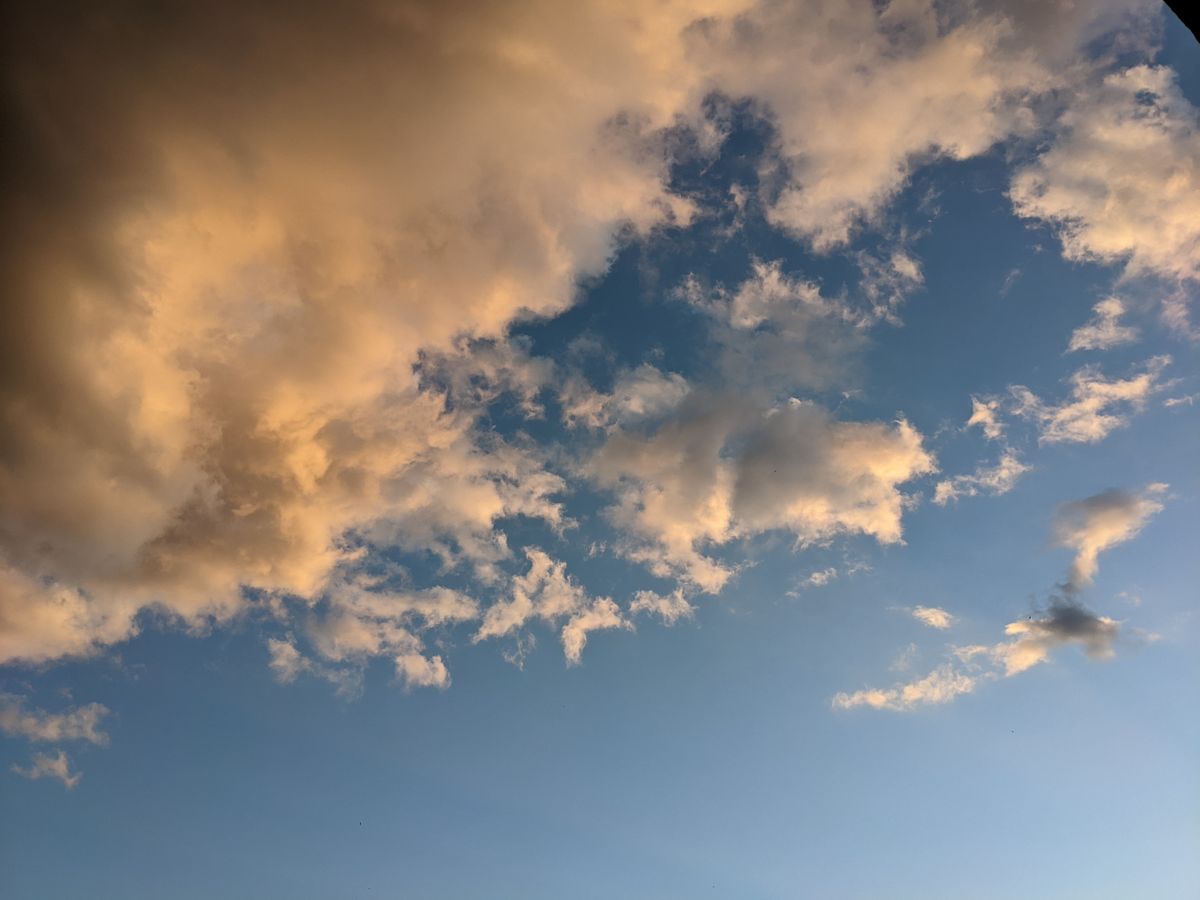 Cielo con nuvole e paesaggio fantastico