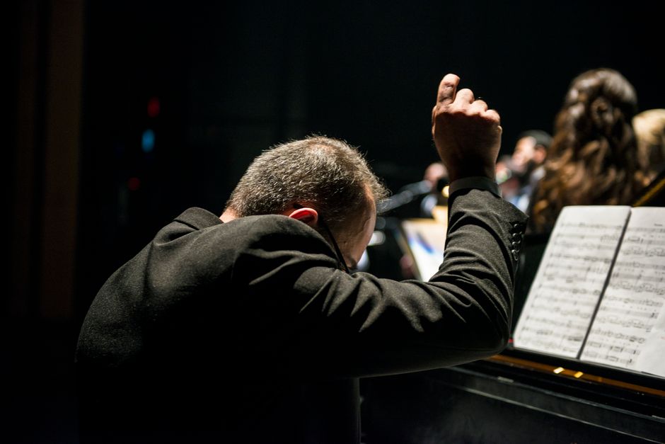 Direttore d'orchestra sul podio davanti a un'orchestra sinfonica