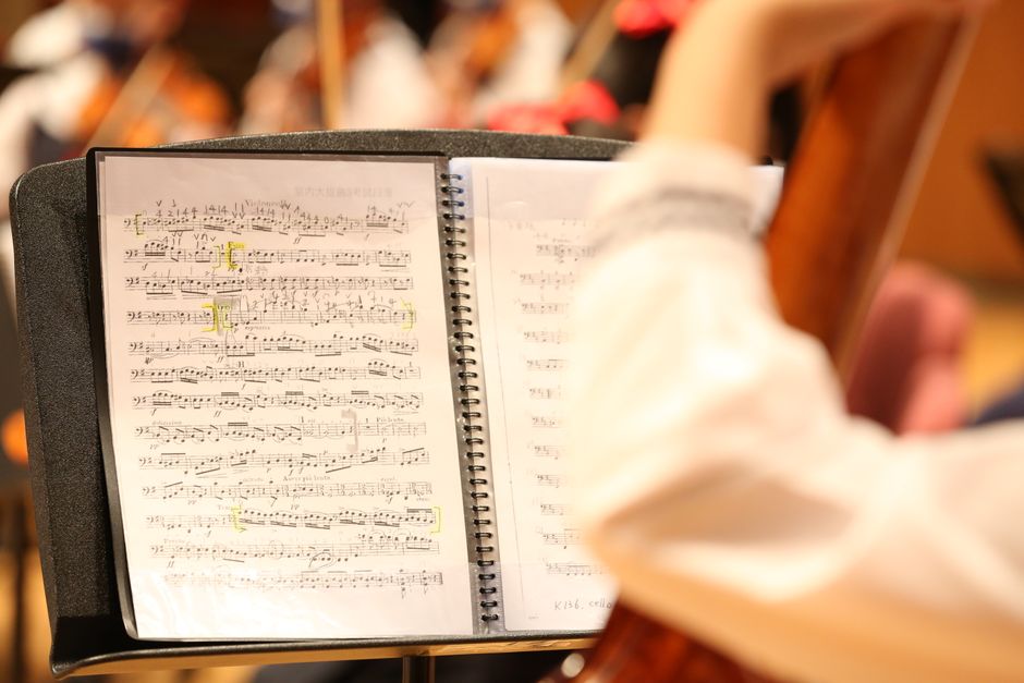 Spartito musicale e violino su un leggio
