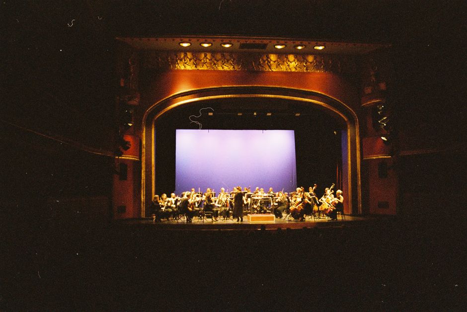 Sala da concerto vista dal palco con poltrone rosse