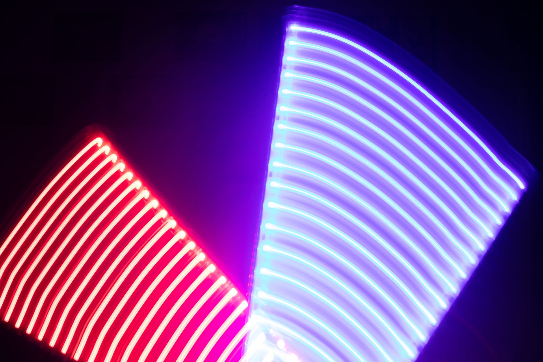 Fasci di luce in fibra ottica su sfondo scuro
