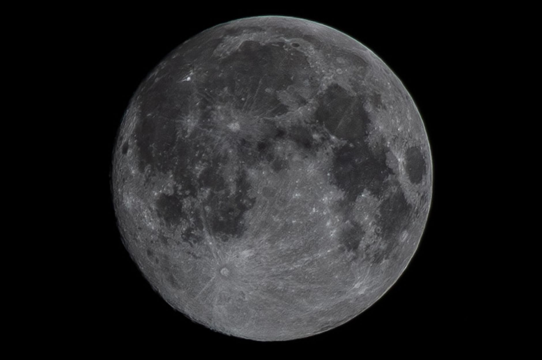 Luna piena dello storione che sorge in un cielo notturno di fine estate
