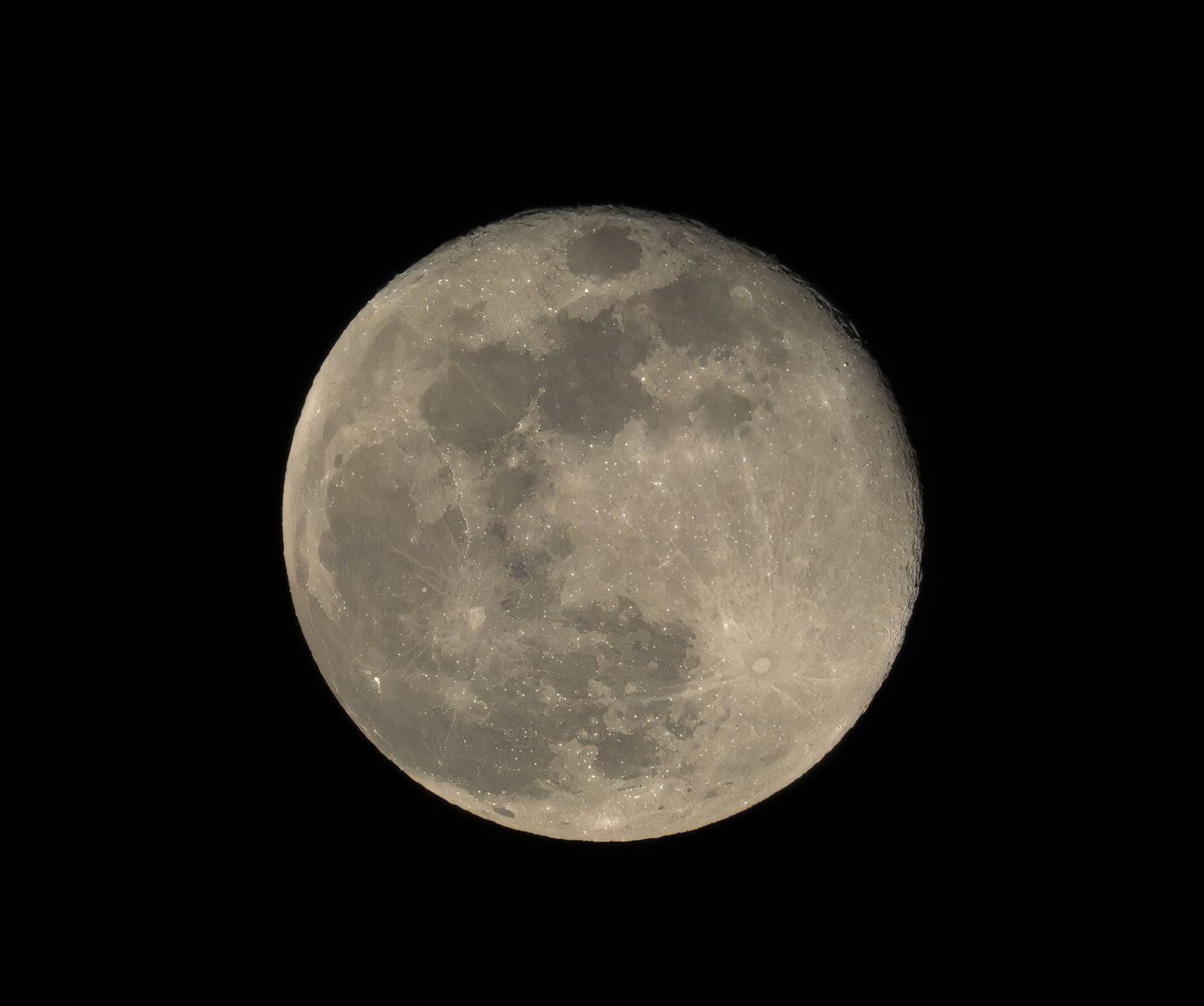 Cielo notturno con luna piena e stelle