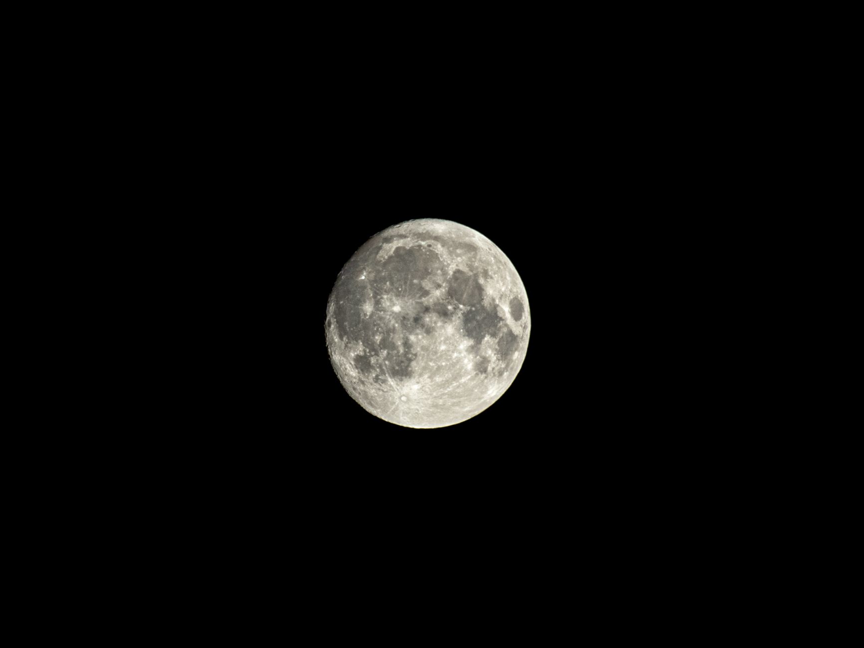 Luna piena bassa sull'orizzonte con tonalità dorate