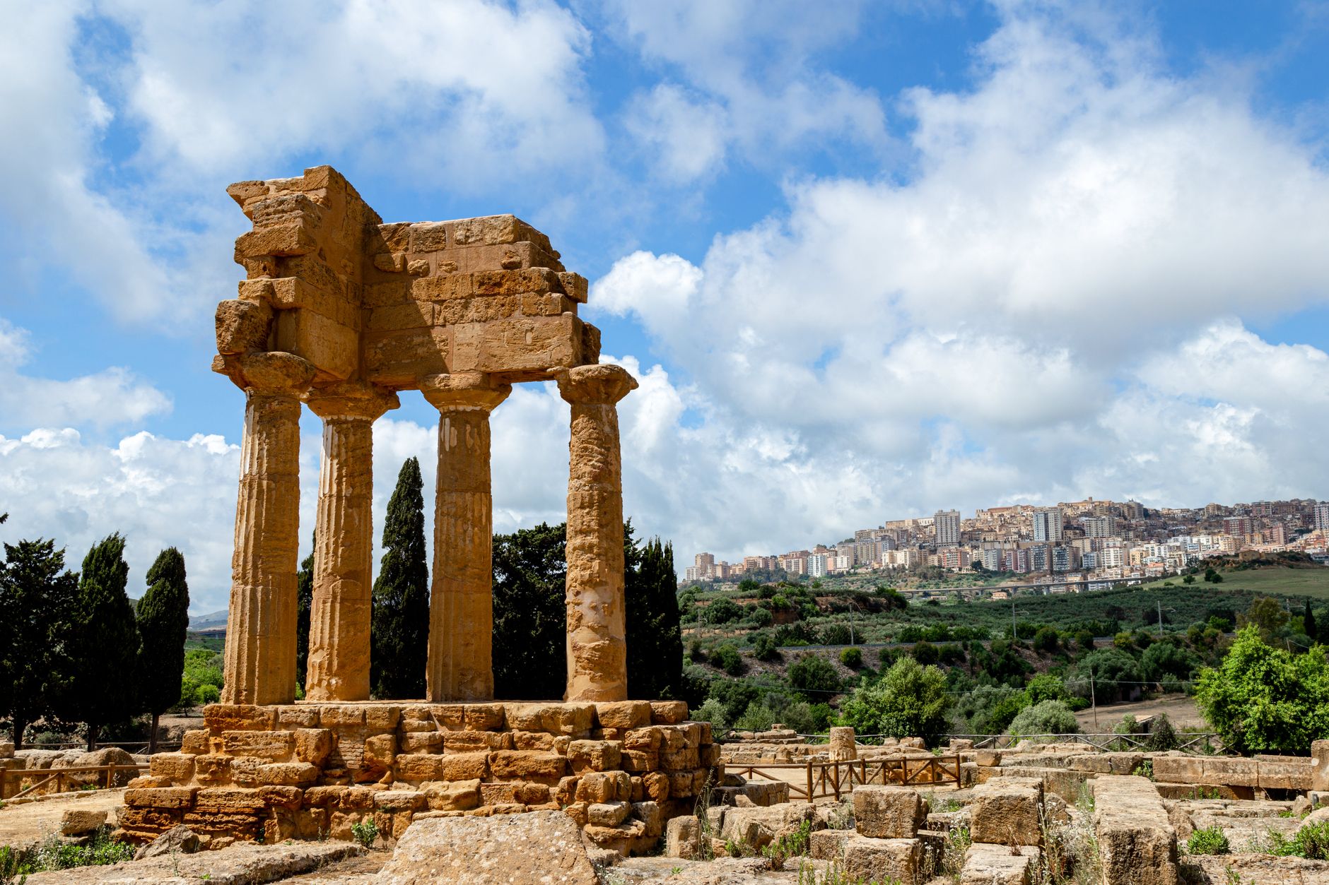 Antico tempio greco in Sicilia con colonne al tramonto