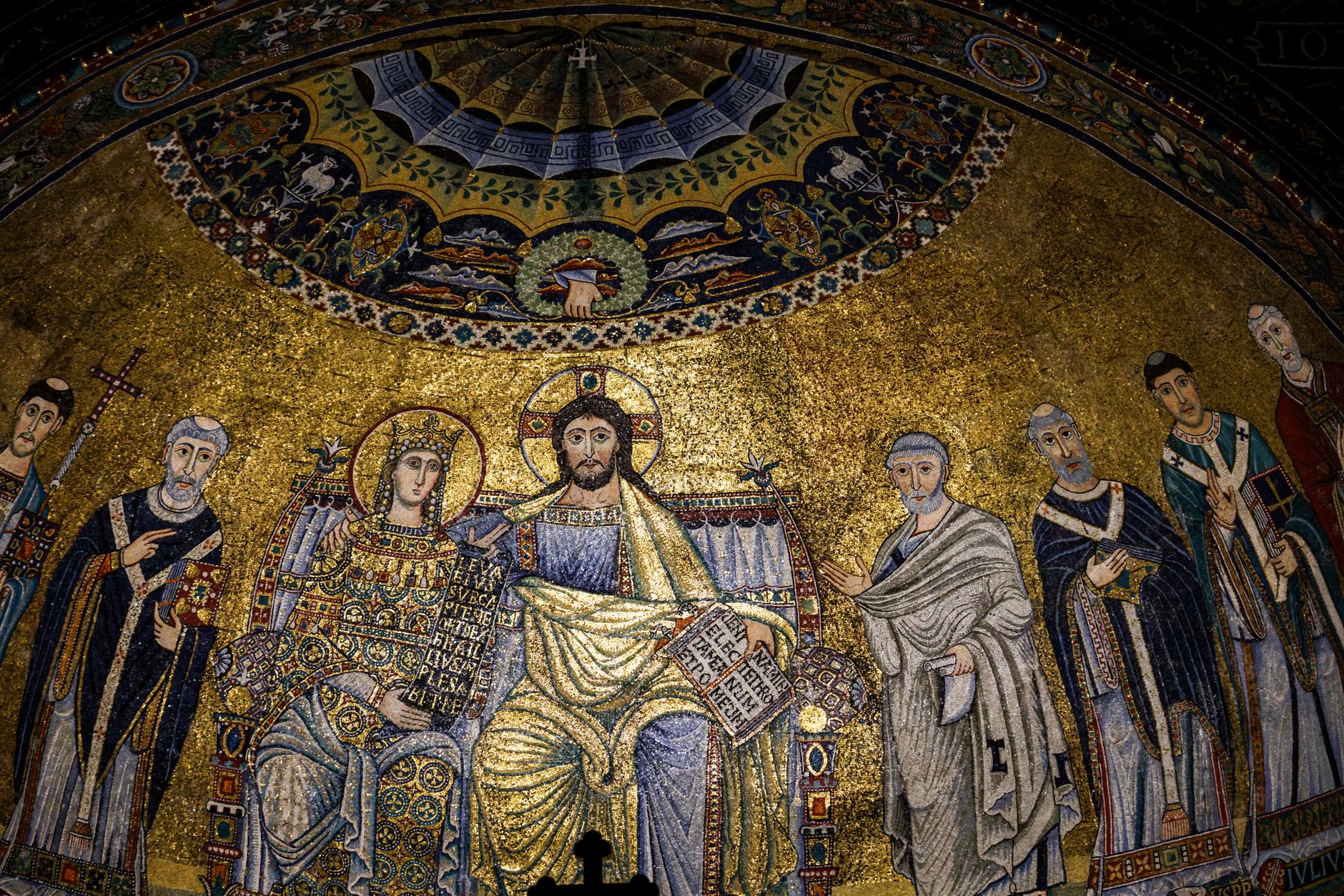 Interno di una basilica italiana con mosaici e colonne