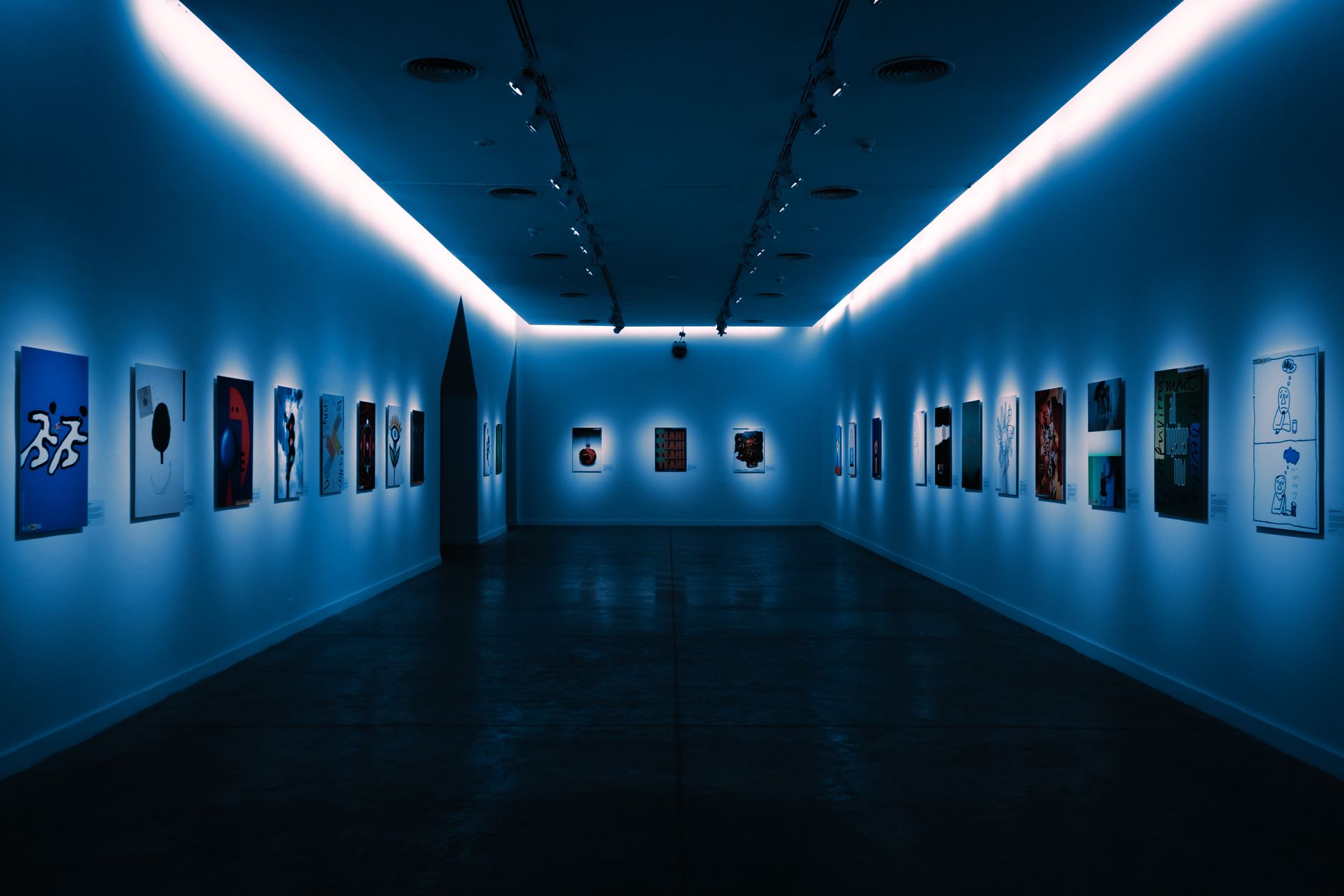 Visitatori in una mostra d'arte