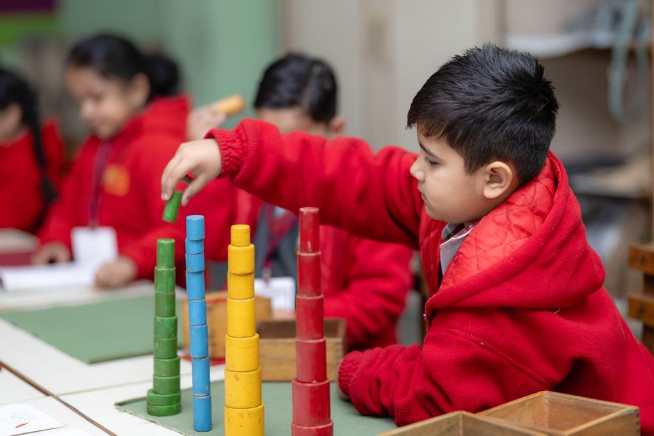 Bambini che imparano con materiali educativi