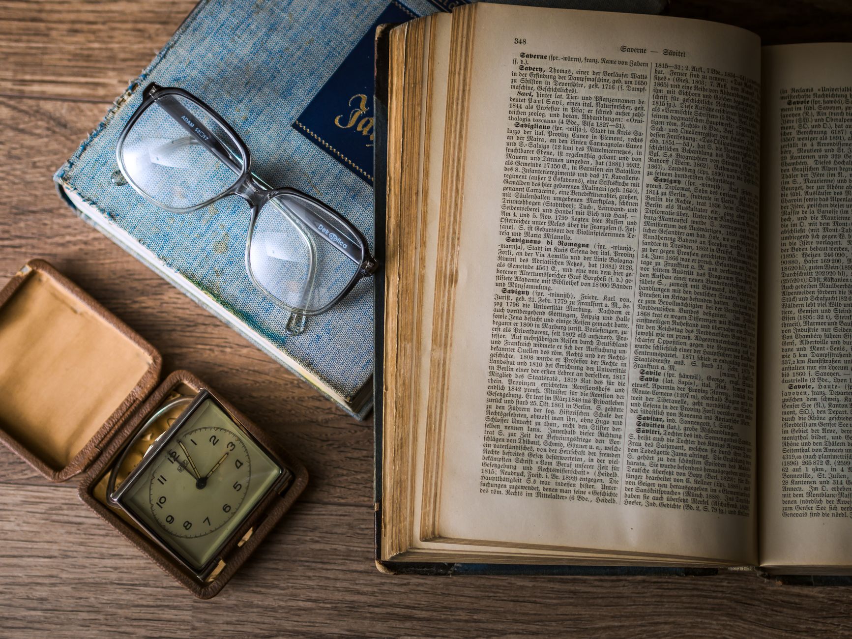 Vecchio dizionario aperto tra libri antichi