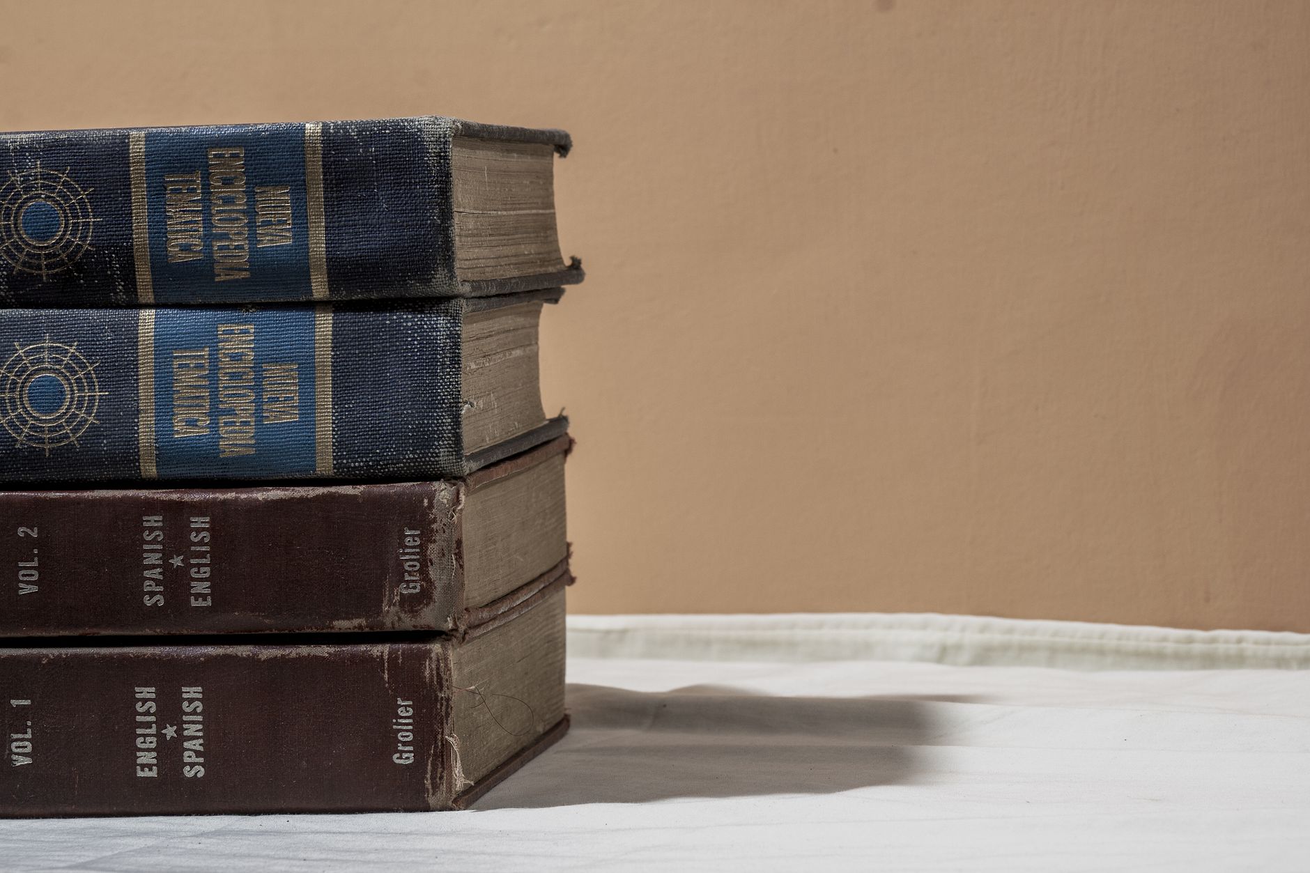 Pagine ingiallite di un vocabolario d'epoca