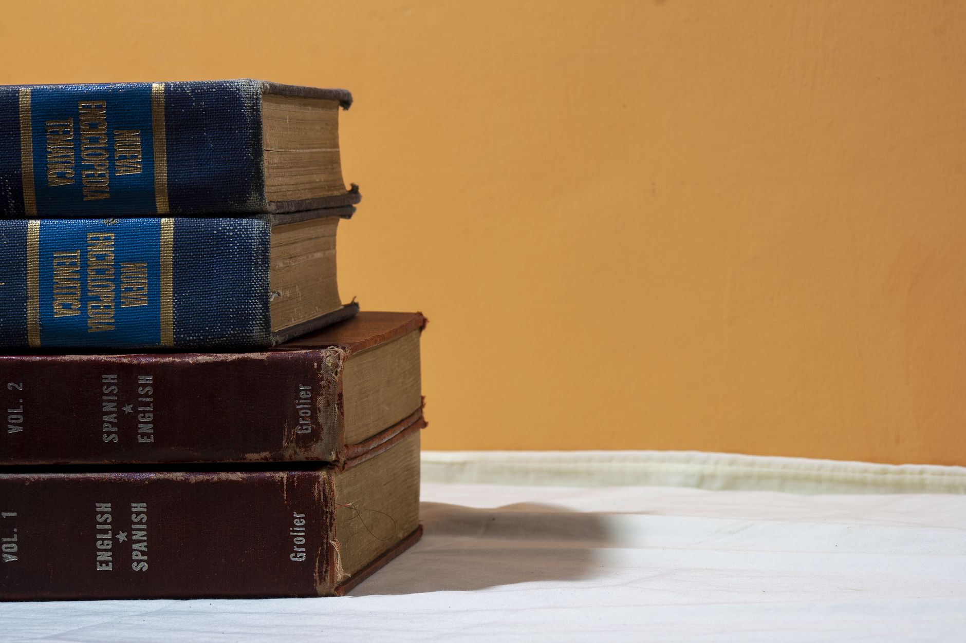 Libri antichi rilegati in pelle su uno scaffale