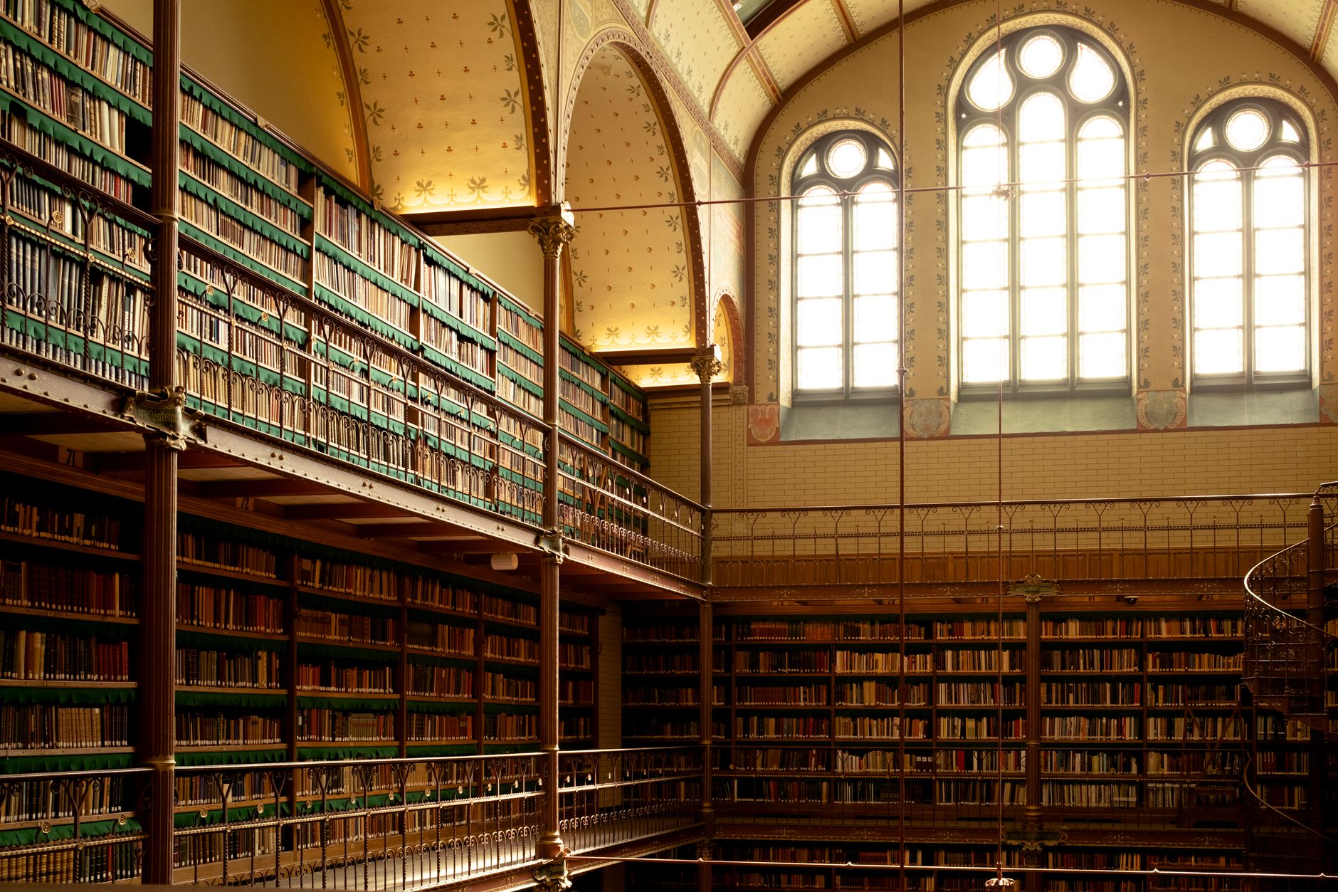 Vecchi libri rilegati su uno scaffale