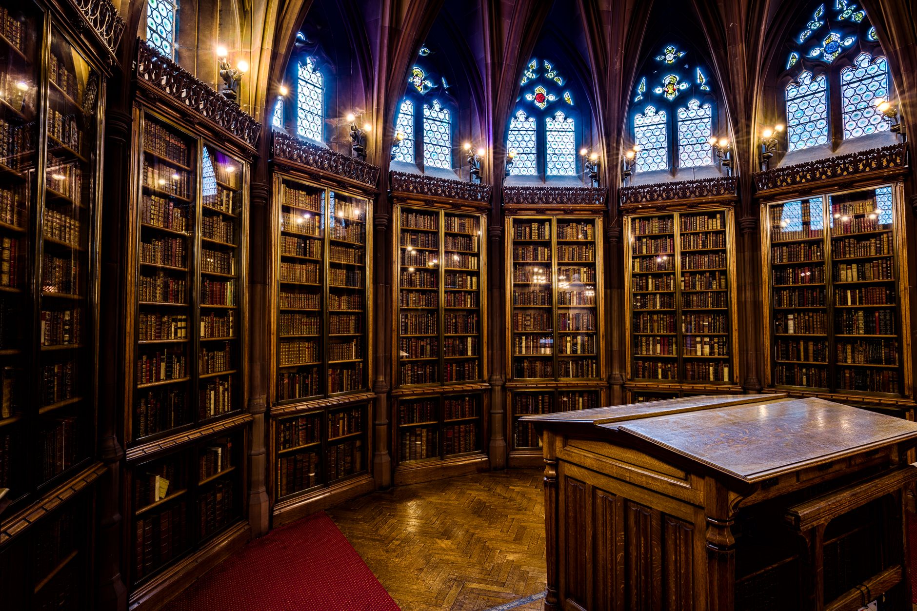 Pagine di un antico libro aperto
