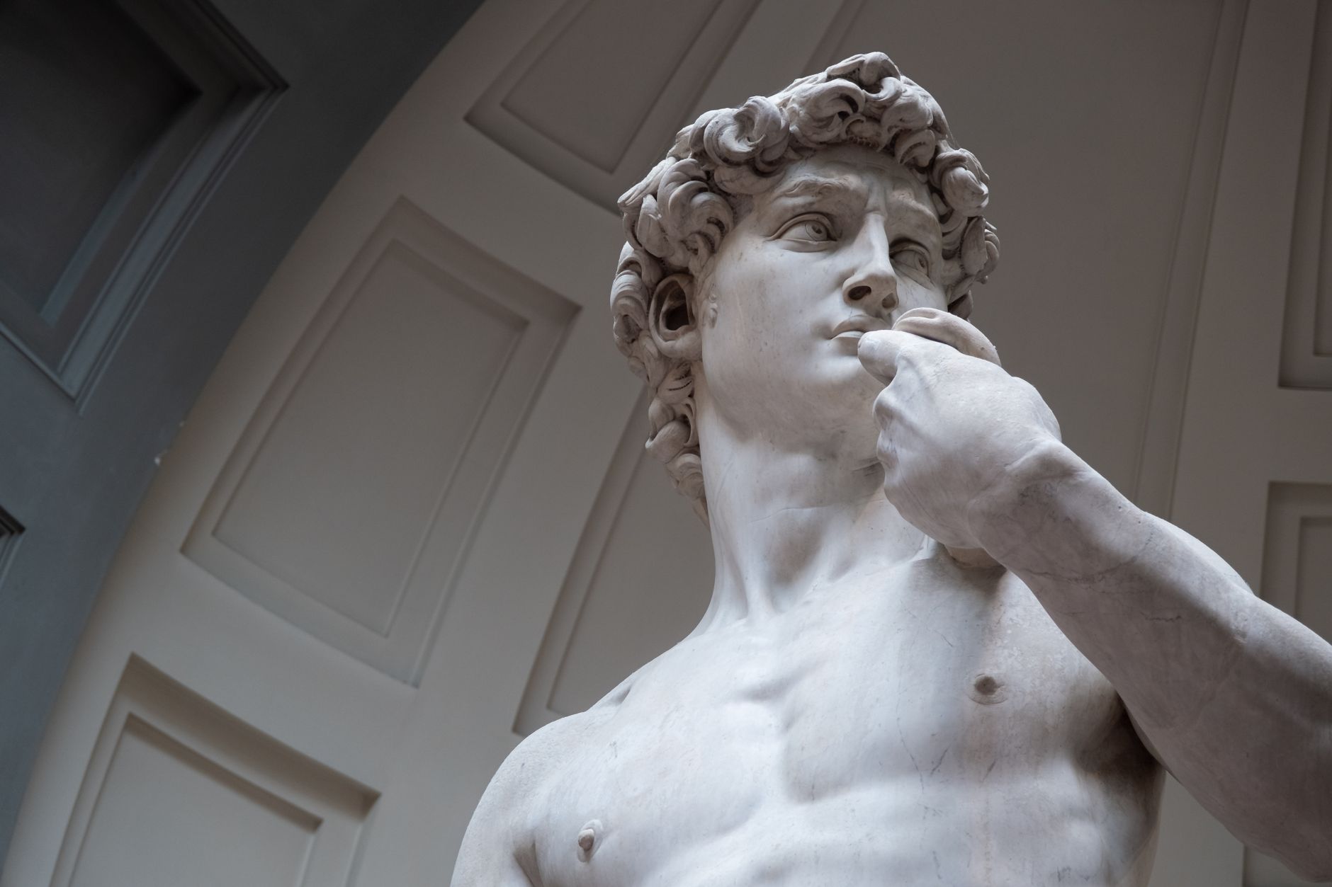 Fotografie in bianco e nero esposte in una galleria