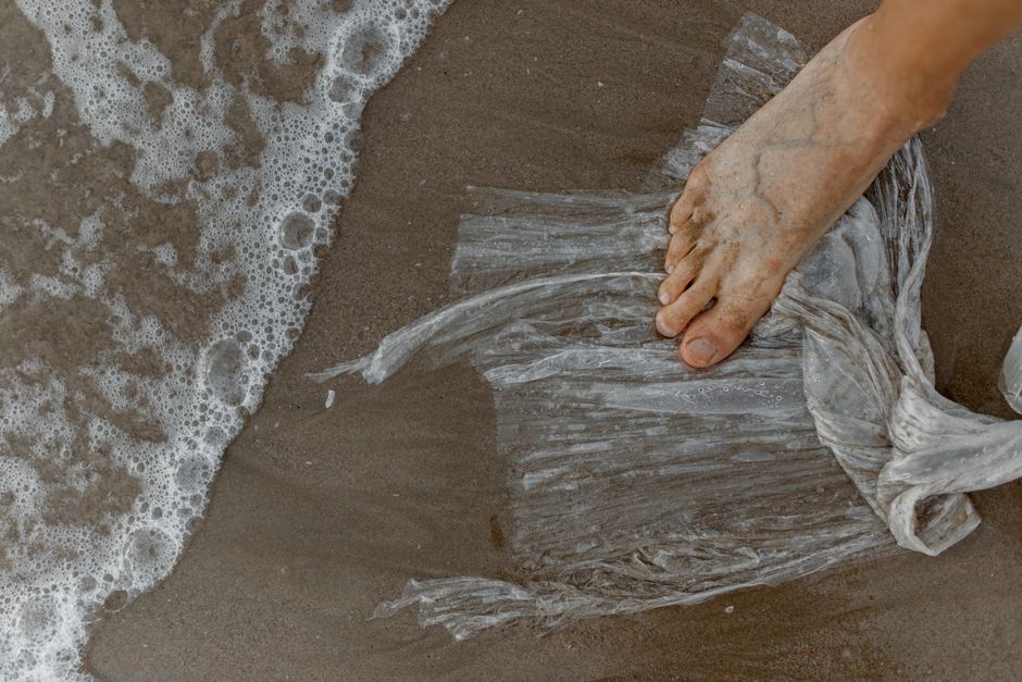 Ridurre la dispersione di plastica nell'ambiente resta la sfida principale.