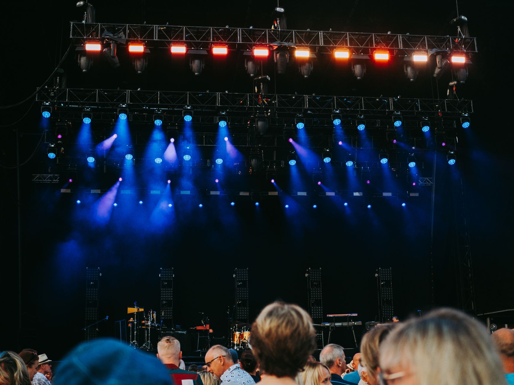 Folla a un concerto con luci sul palco