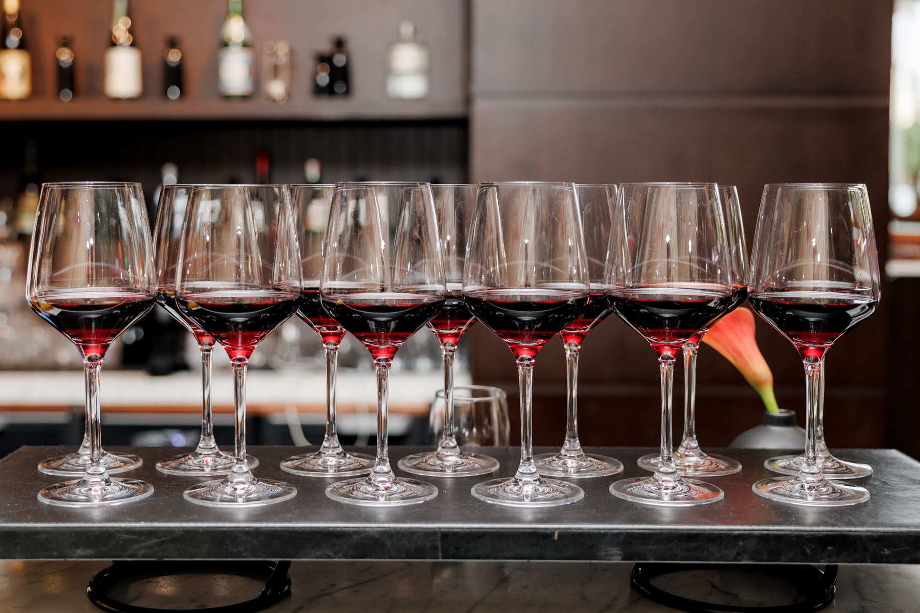 Persone che partecipano a una degustazione di vino