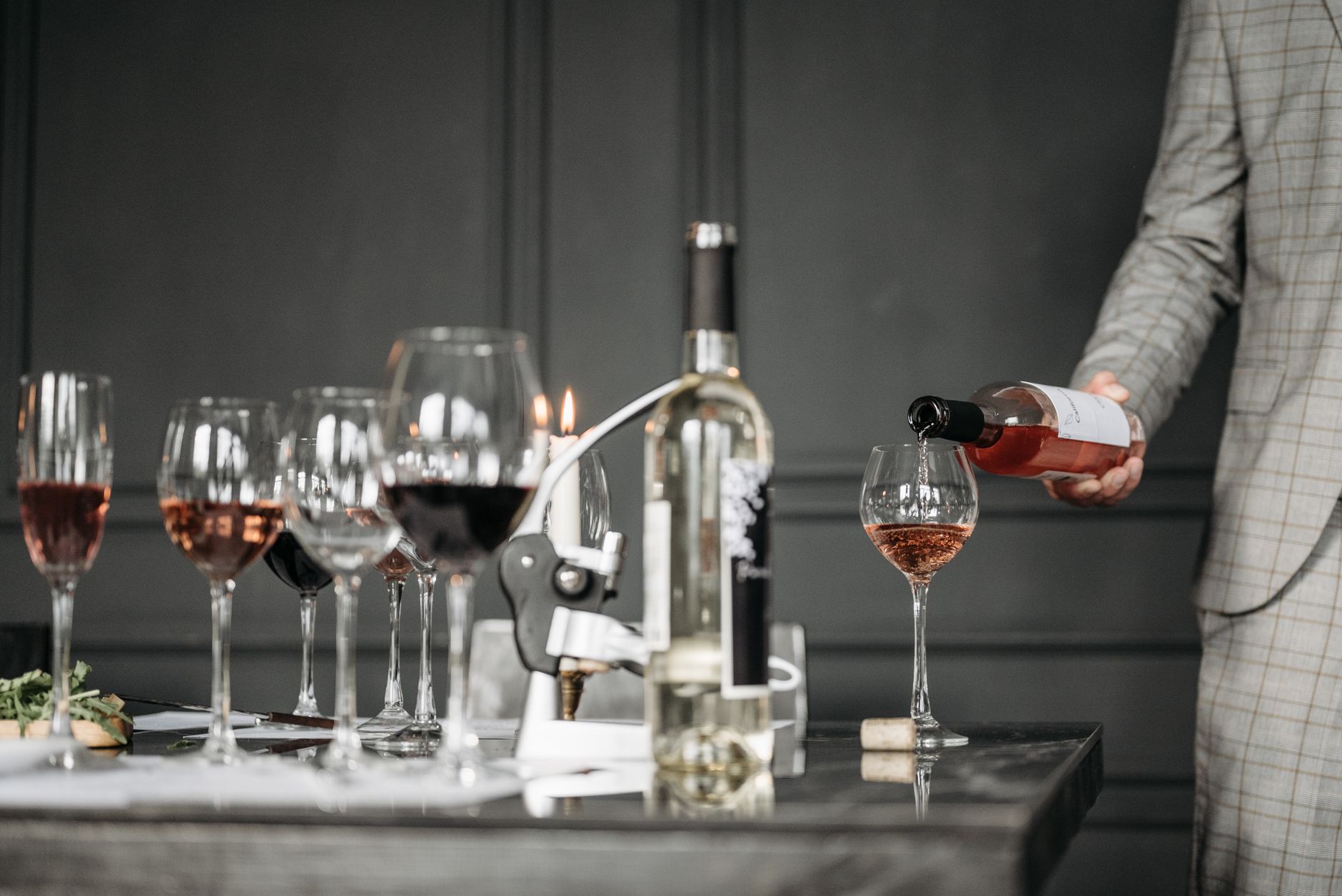 Bottiglie e calici di vino italiano su un tavolo