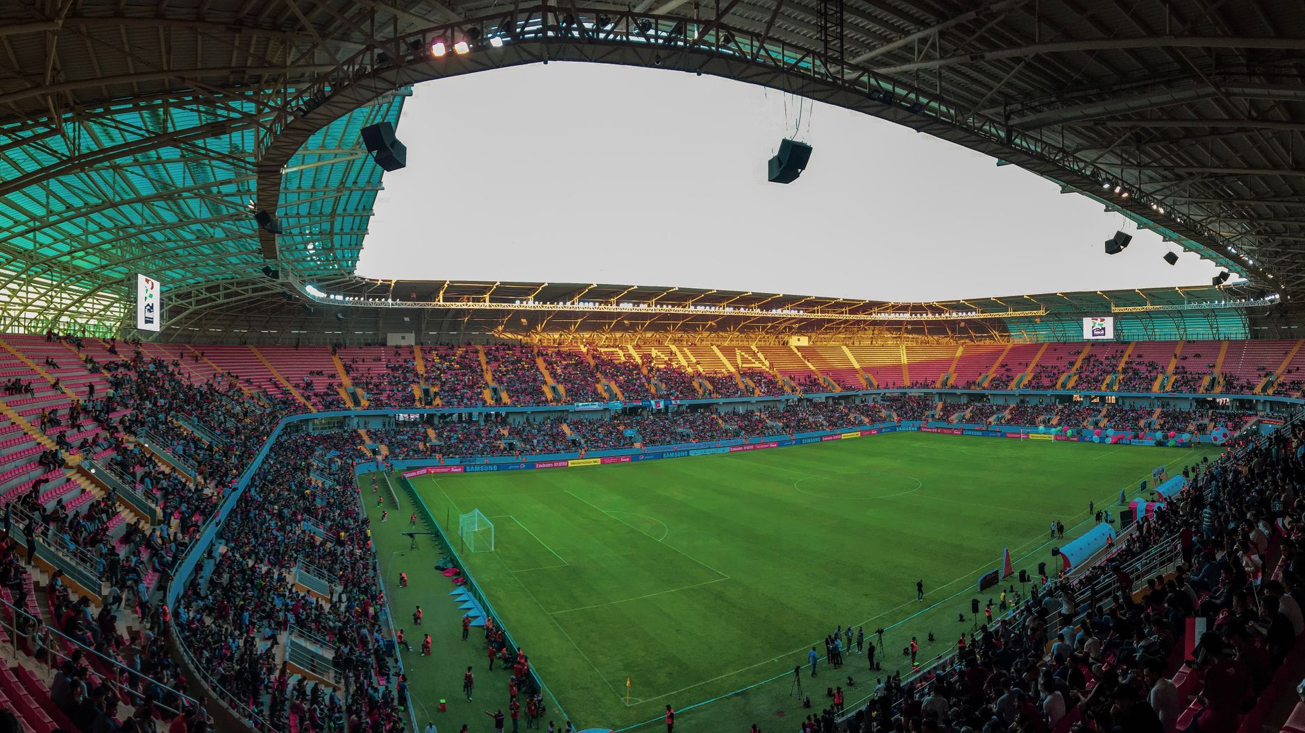 Stadio di calcio pieno di tifosi durante una partita