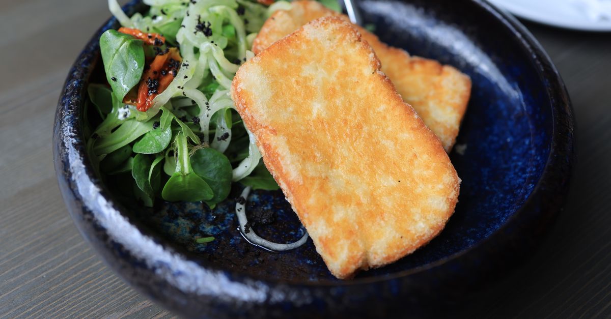 Fette di formaggio fritto dorato e croccante