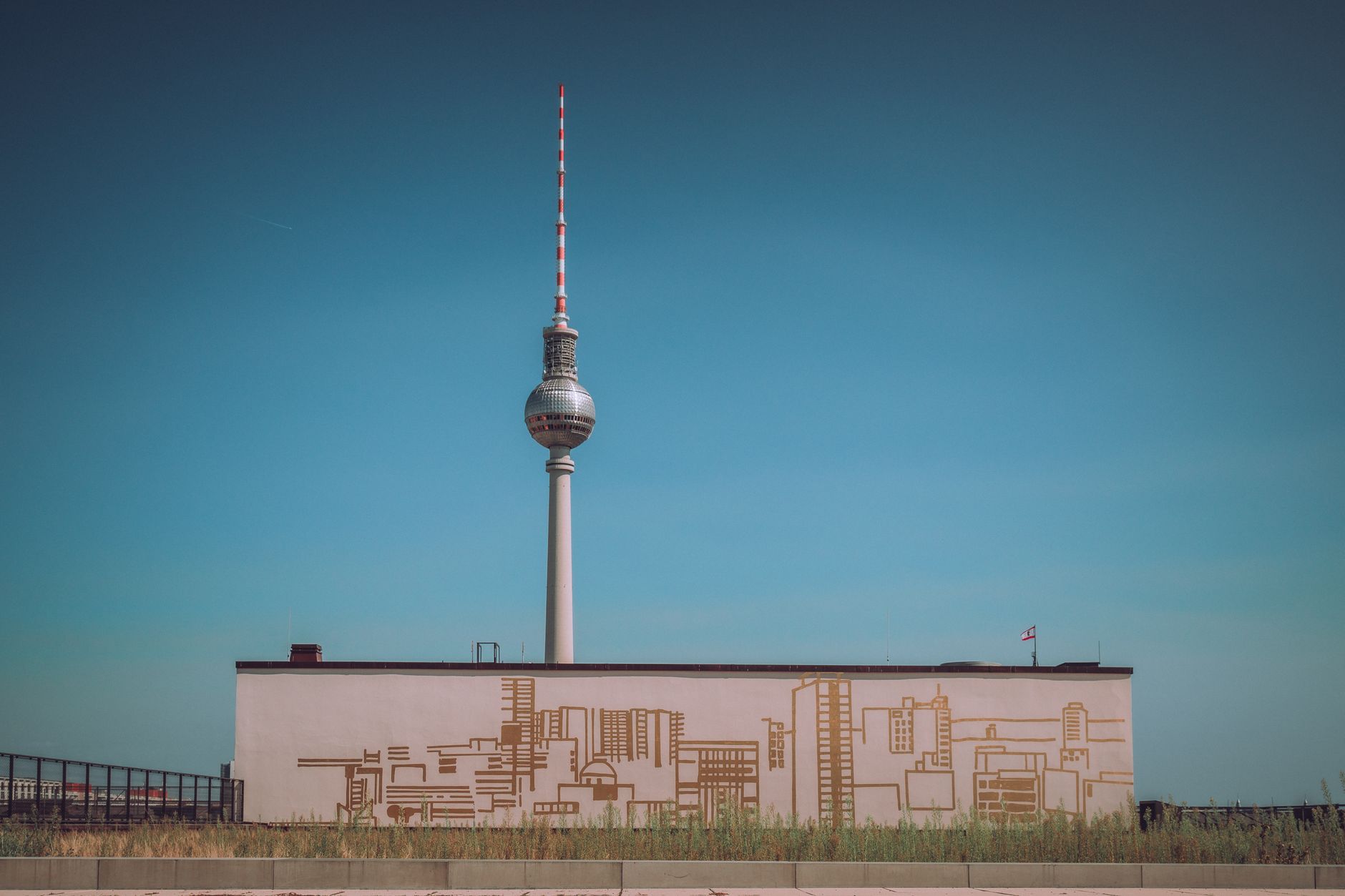 Resti del Muro di Berlino con graffiti colorati