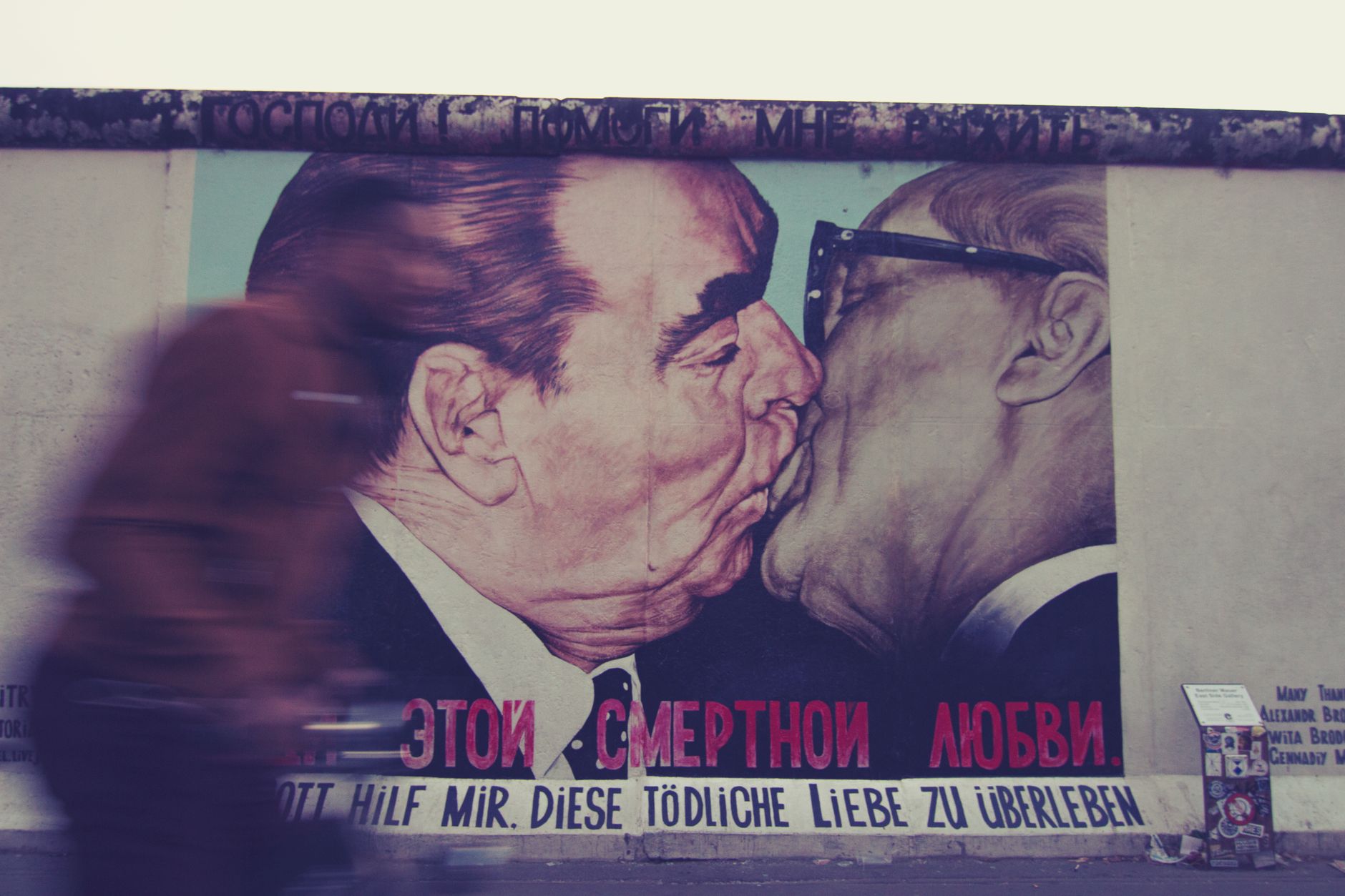 Segmento del Muro di Berlino decorato da artisti