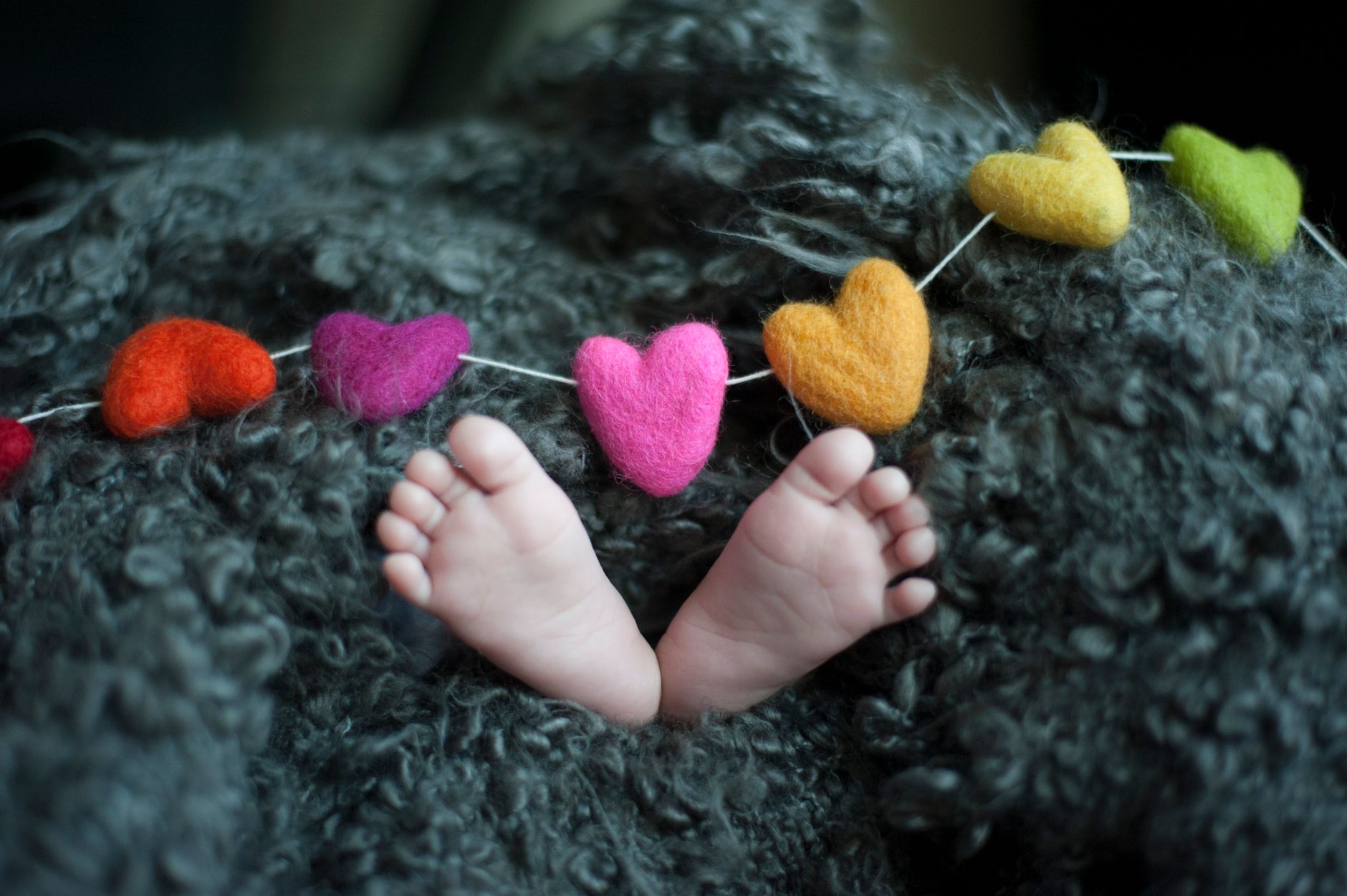 Neonato che muove le gambe sdraiato