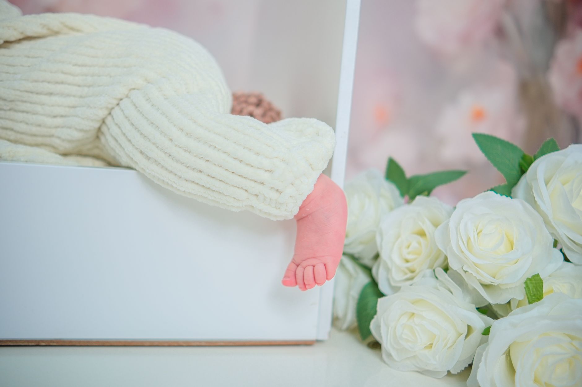 Bambino che muove i primi passi tenuto per le mani