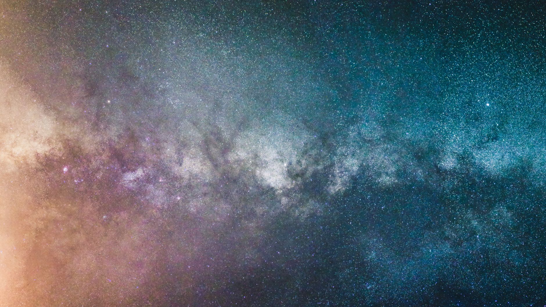 Cielo notturno stellato con la scia della Via Lattea