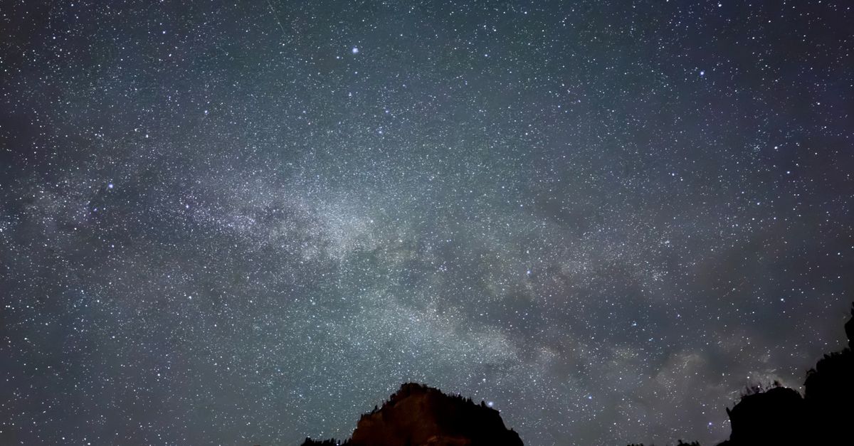 Costellazioni e stelle nel cielo notturno