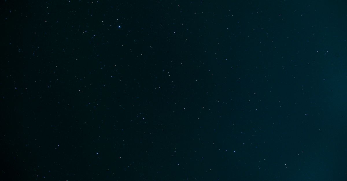 Cielo stellato notturno con la Via Lattea