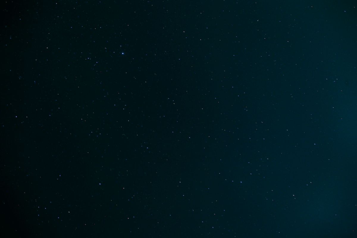 Cielo stellato notturno con costellazioni e simboli dello zodiaco