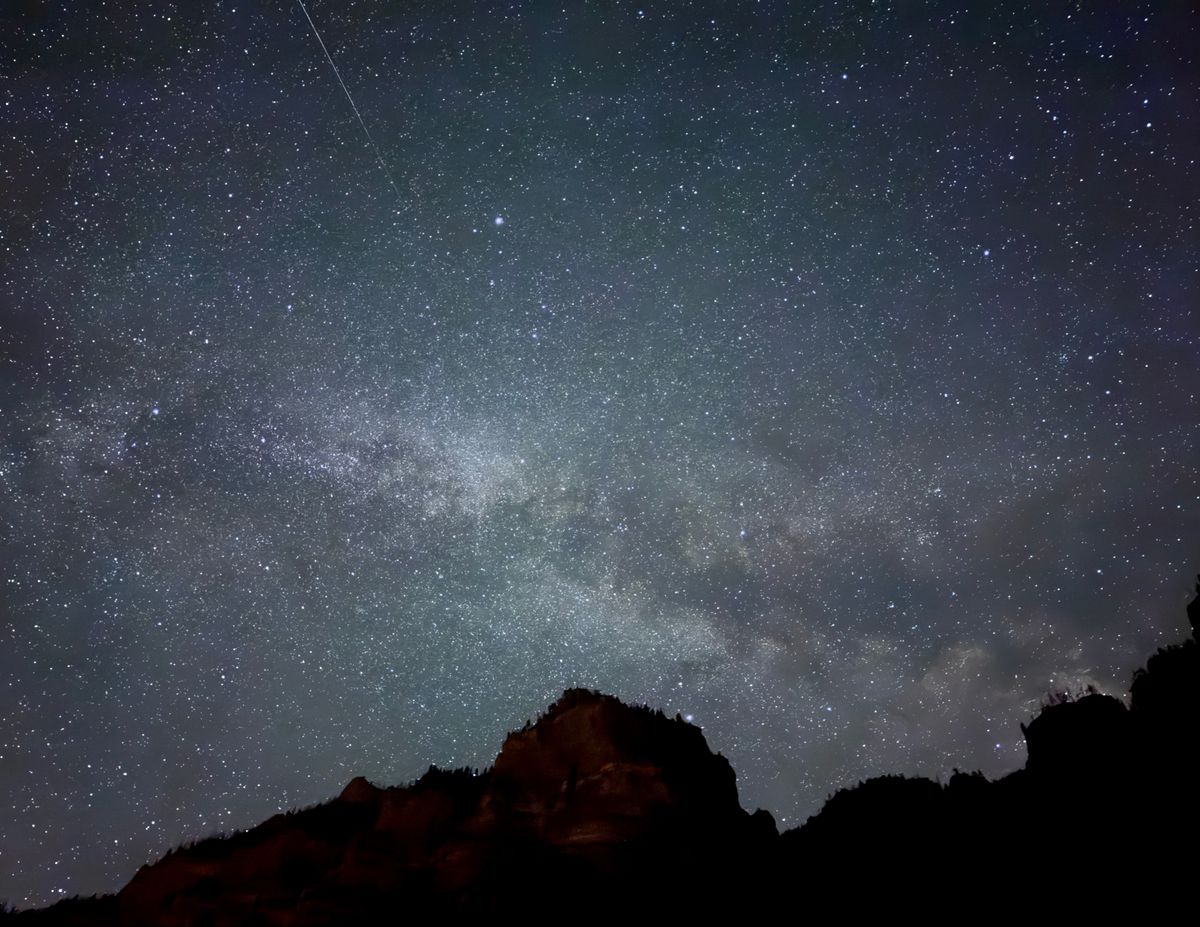 Cielo notturno con stelle e Via Lattea