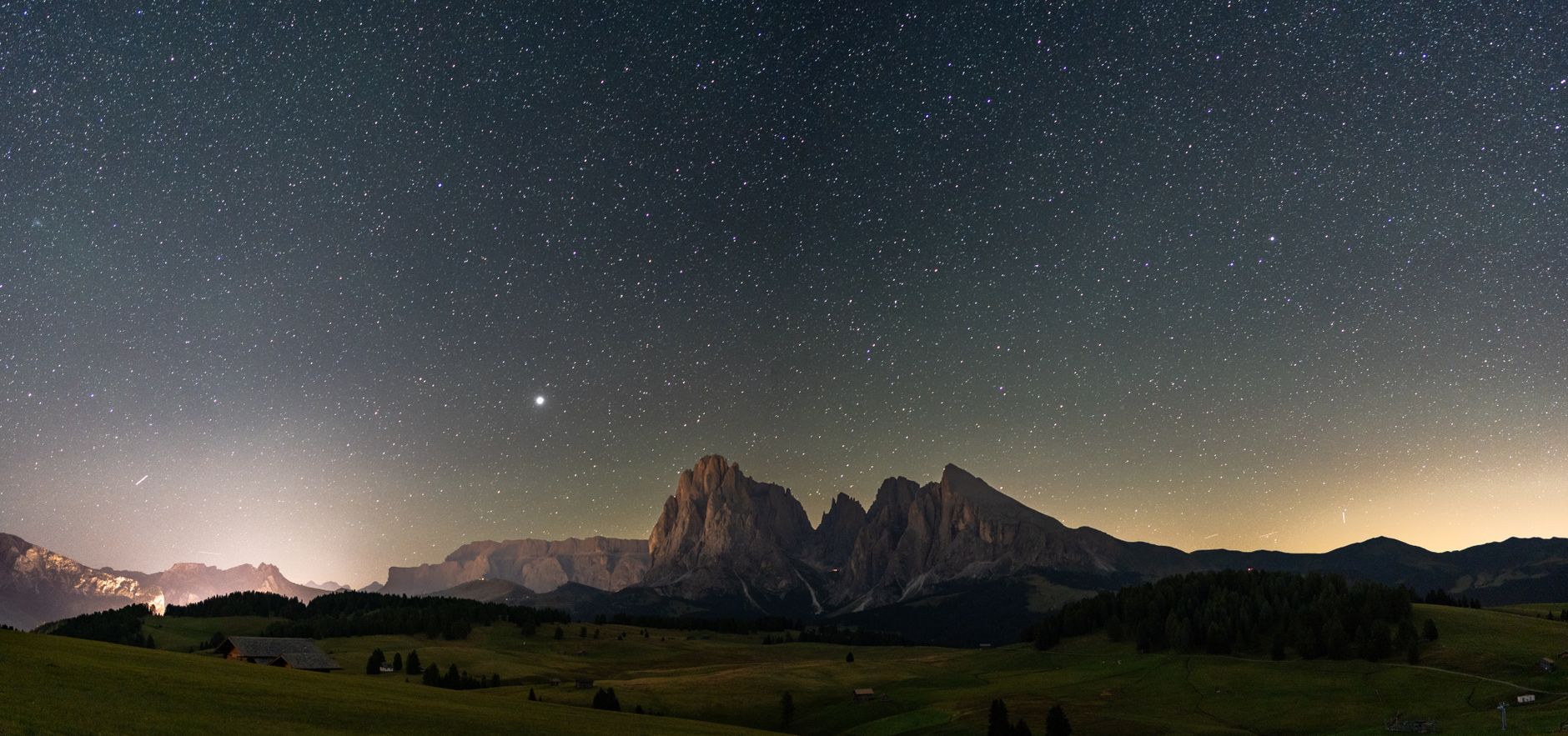 Cielo stellato notturno con le costellazioni