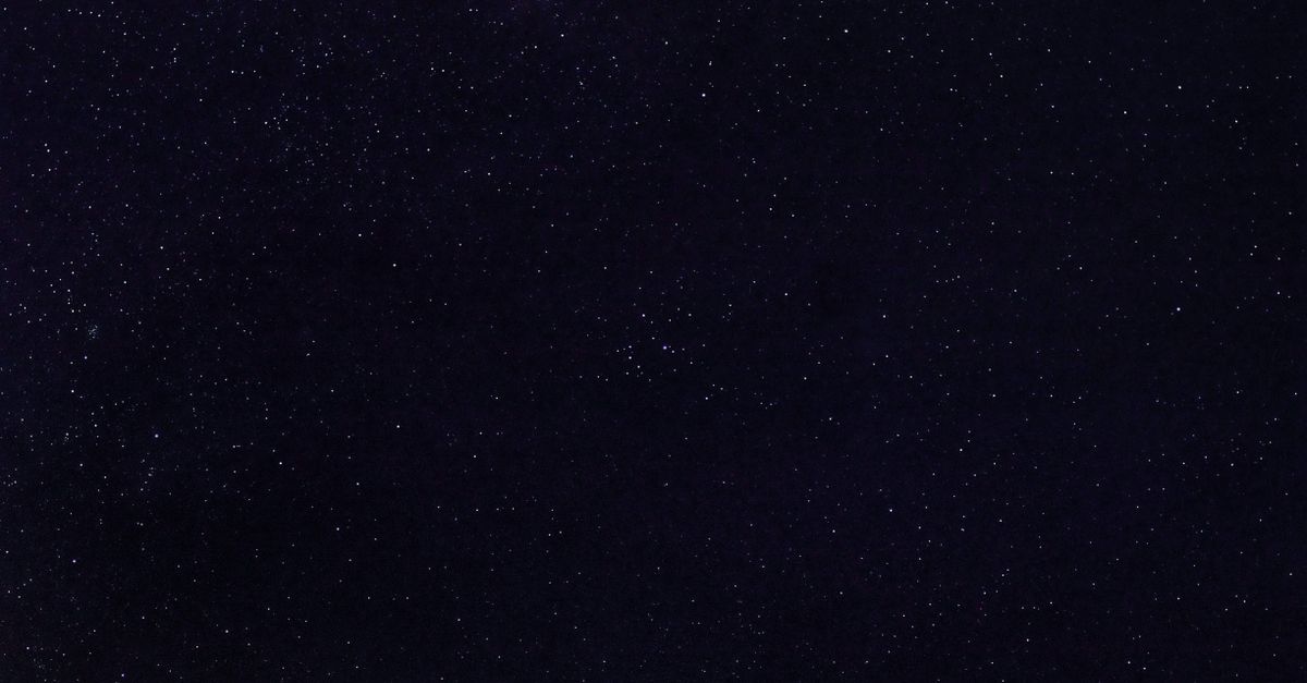Notte stellata sopra un paesaggio silenzioso