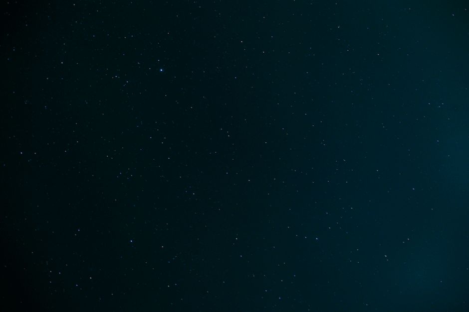 Cielo stellato notturno con la Via Lattea e i segni dello zodiaco