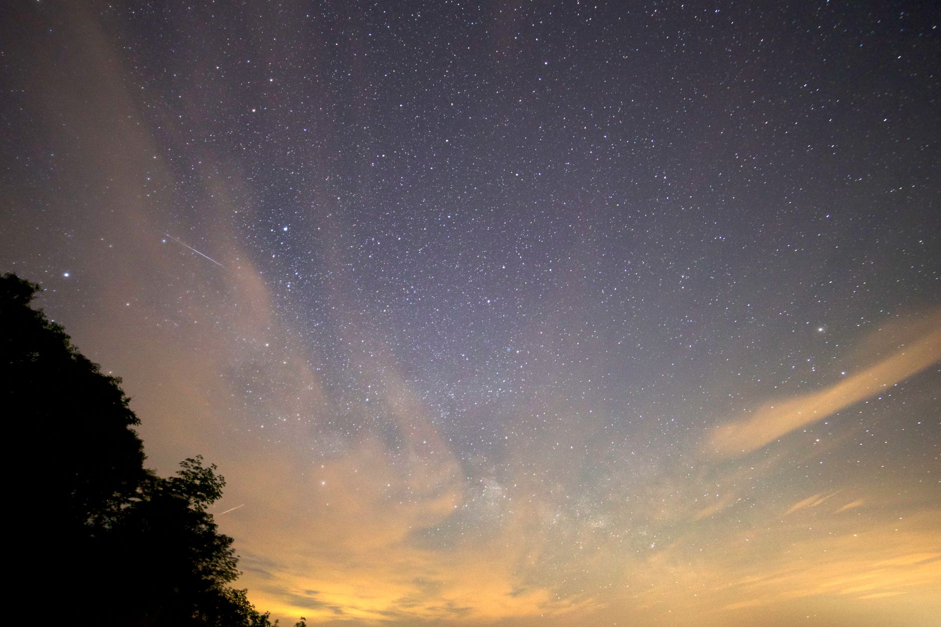 Cielo stellato notturno con la Via Lattea