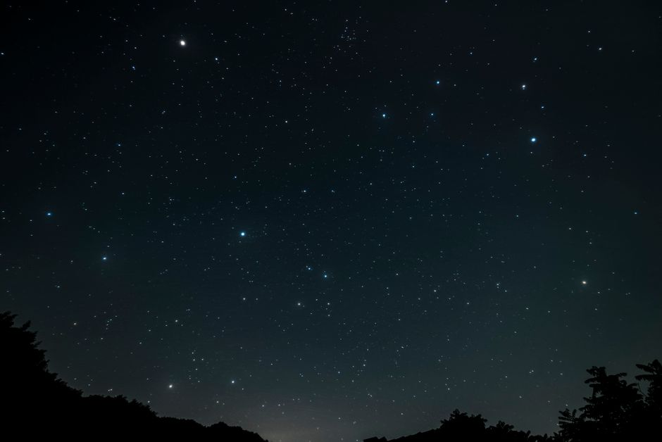 Costellazioni e stelle nel cielo notturno