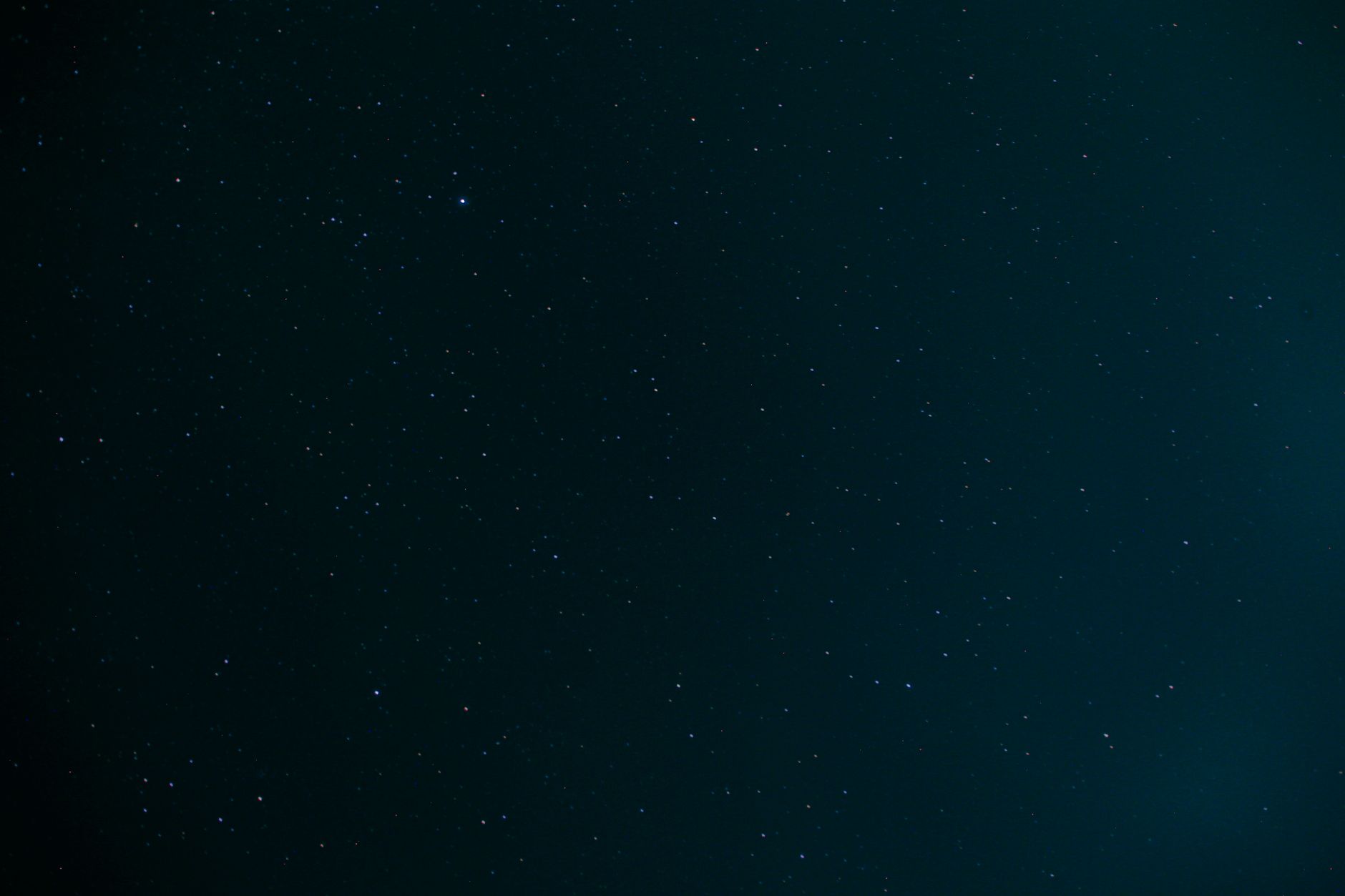 Cielo stellato notturno con la Via Lattea