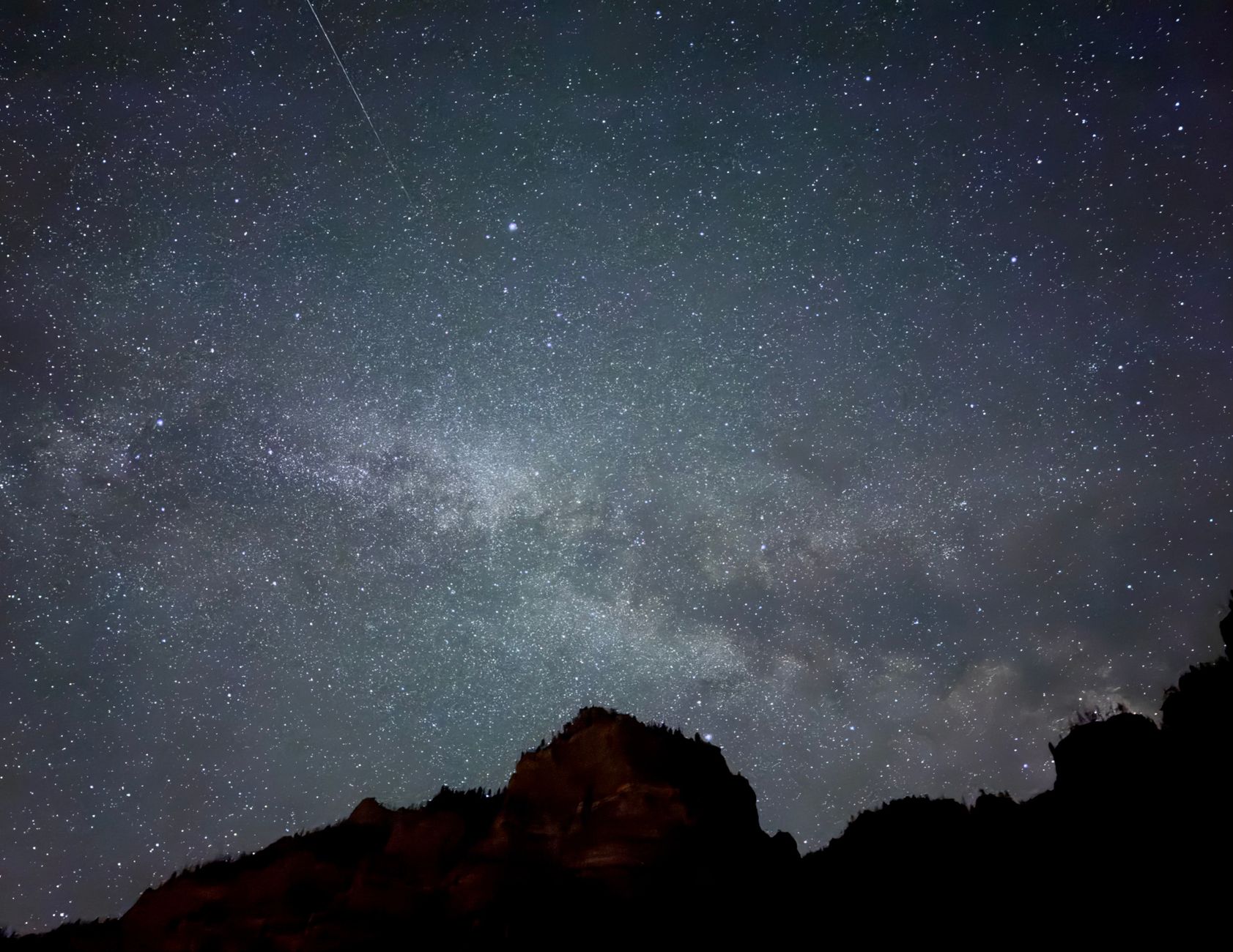 Costellazioni luminose nel cielo notturno