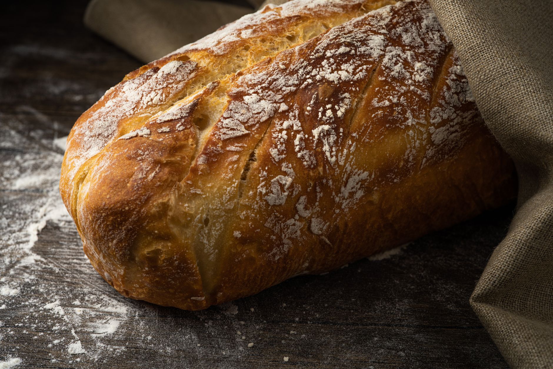 Fette di pane su un tagliere di legno