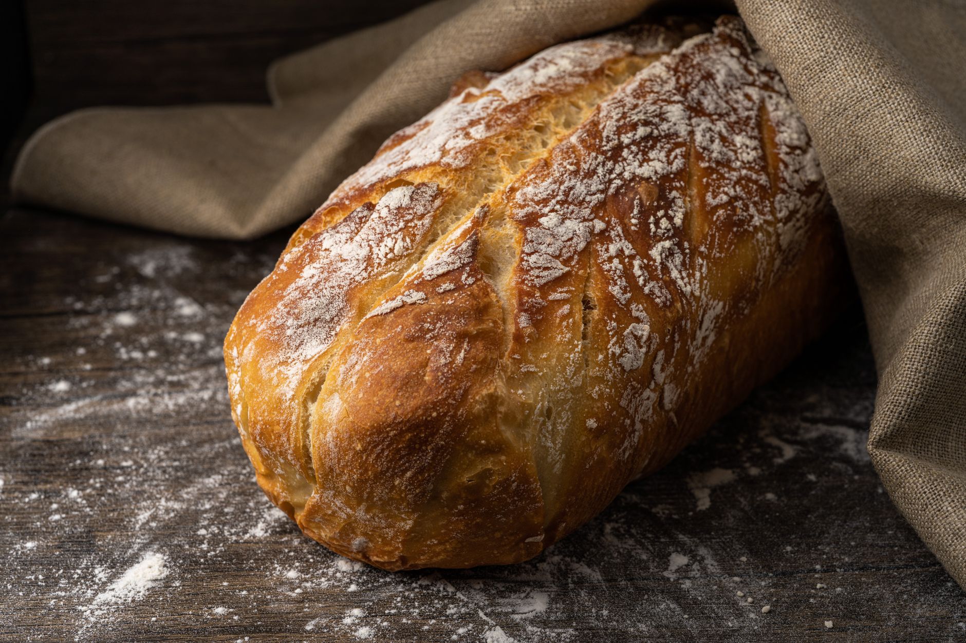 Pane con crosta croccante spezzato a metà